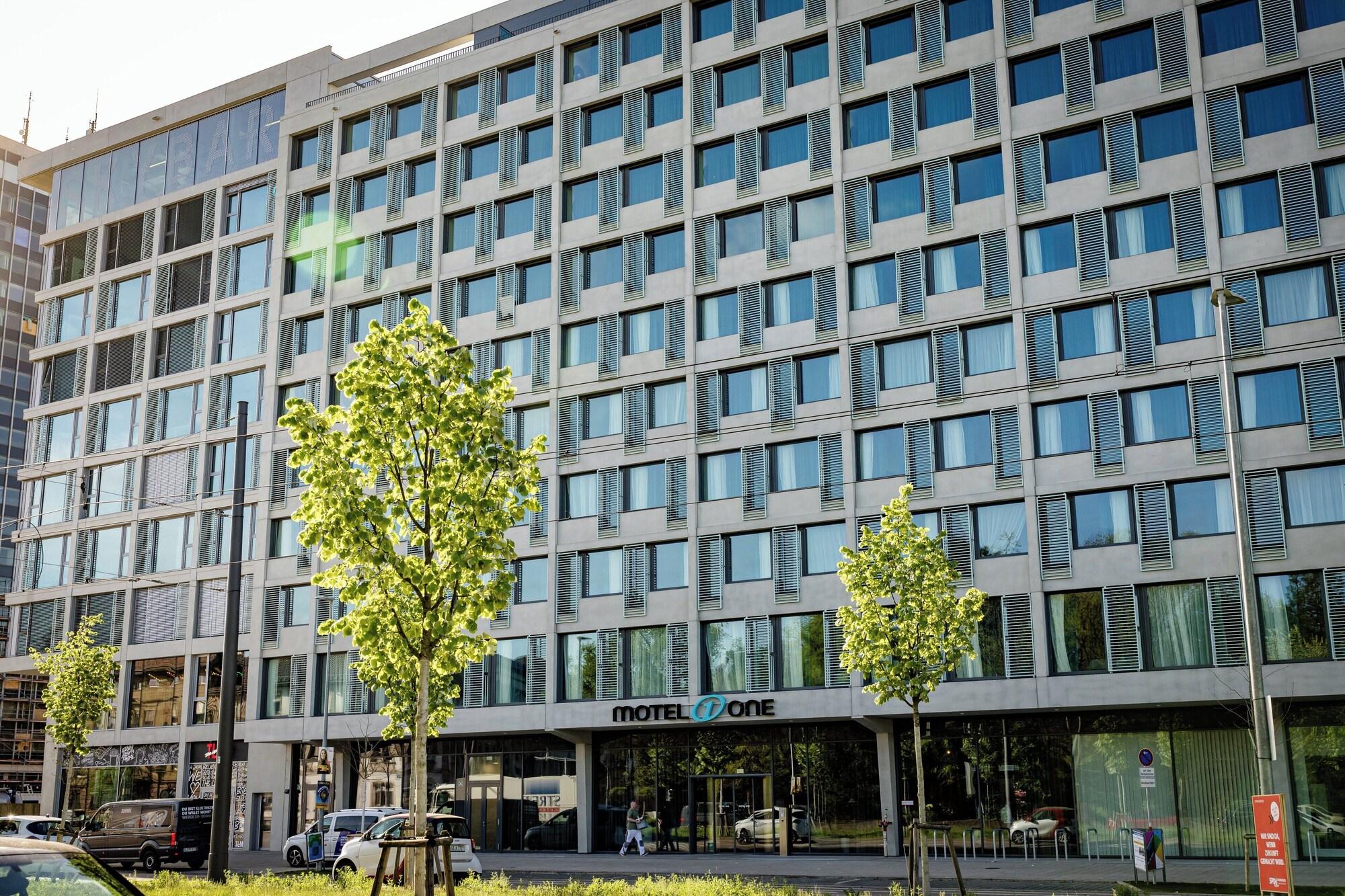 Vista Exterior Motel One Karlsruhe