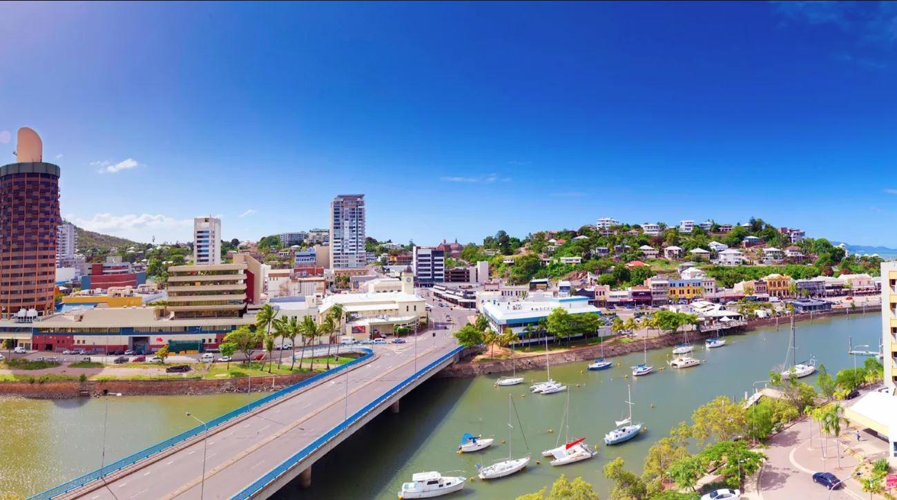 Vista Exterior Oaks Townsville Gateway Suites