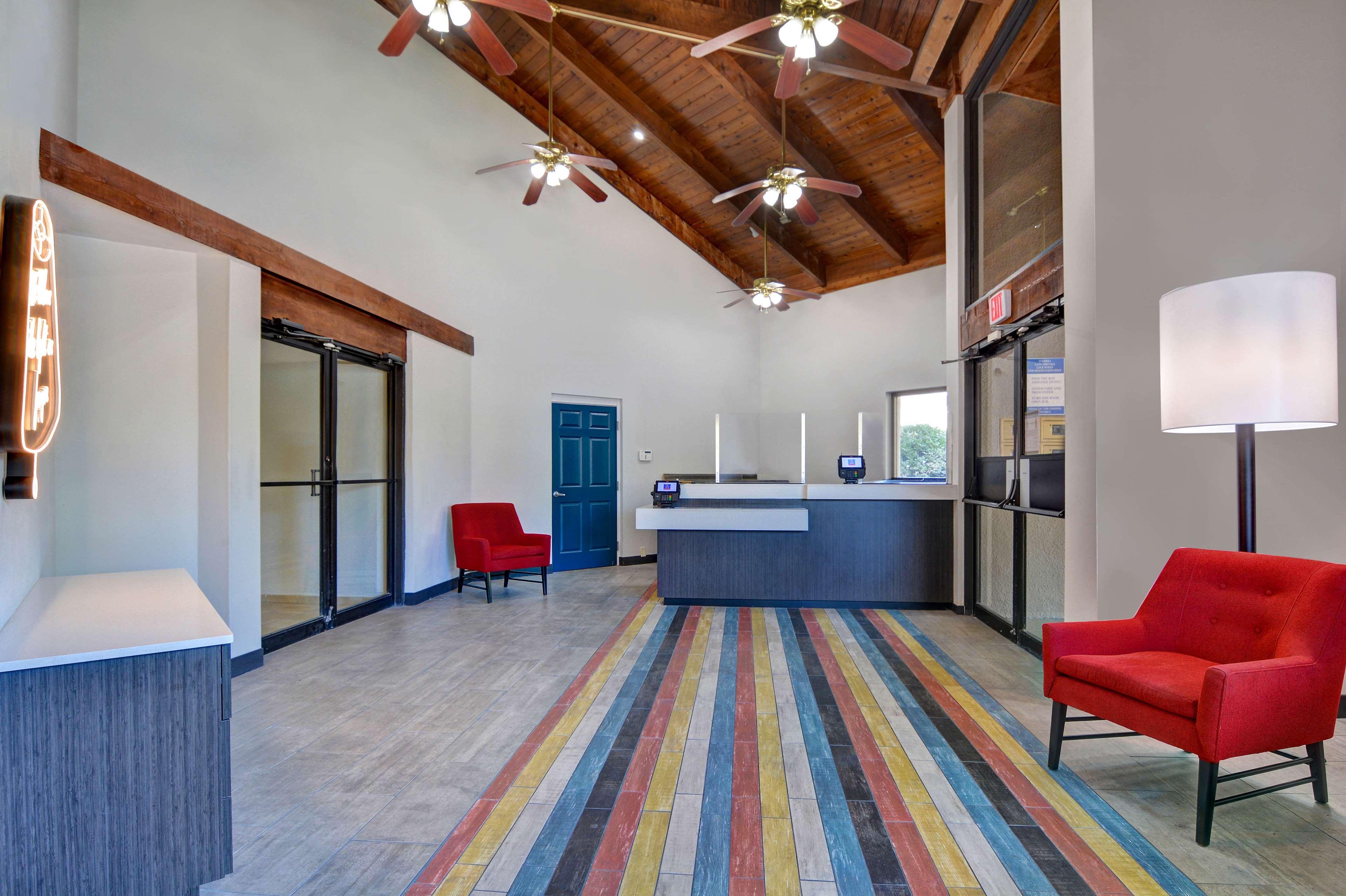 Vista Lobby Studio 6 Jacksonville, FL - Baymeadows