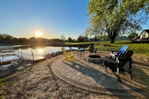 Alquiler Vacacional - New! Riverfront Retreat! Dock! Near downtown & Neshotah Park. Dogs ok!