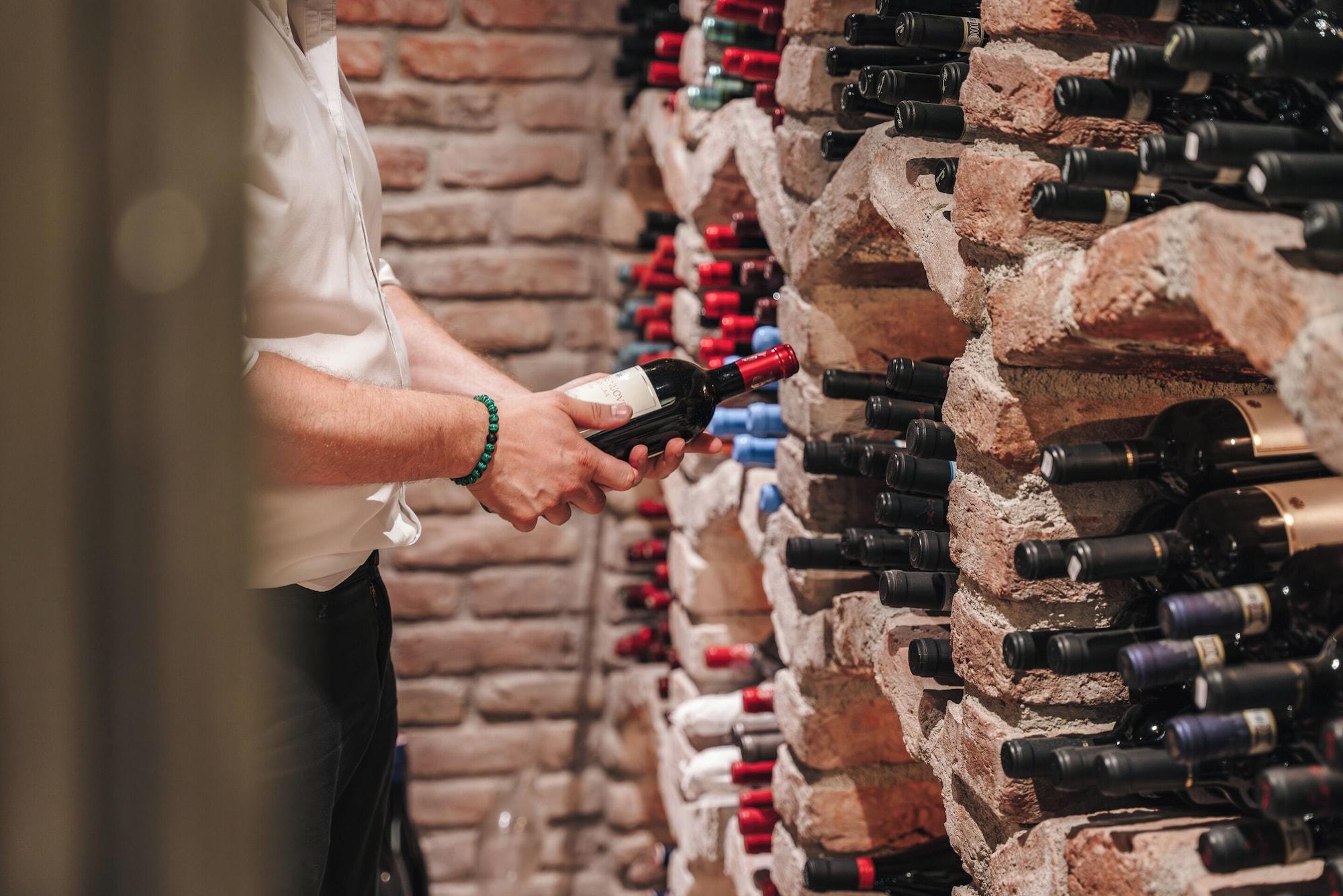 Restaurant Arpuria l hidden luxury mountain home | Adults friendly