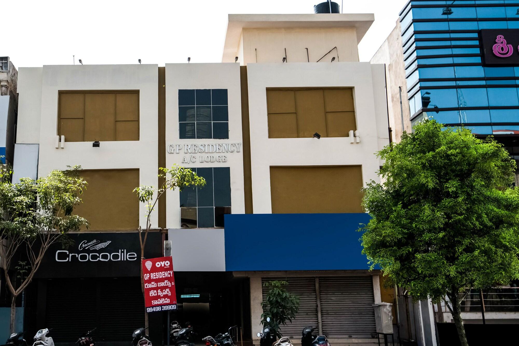 Vista Exterior OYO 37146 G P Residency