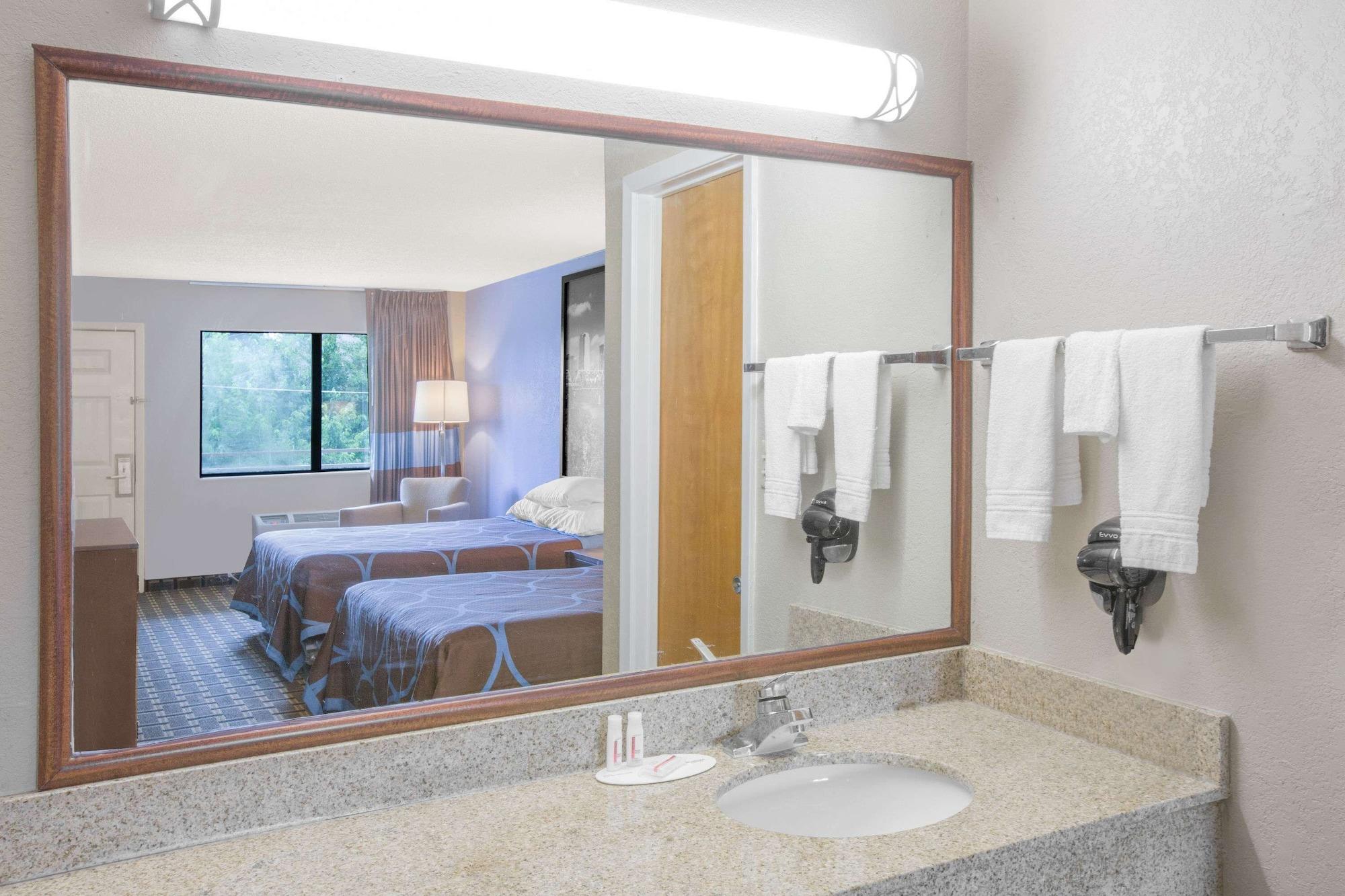 Equipamiento de Habitación Super 8 by Wyndham Brinkley