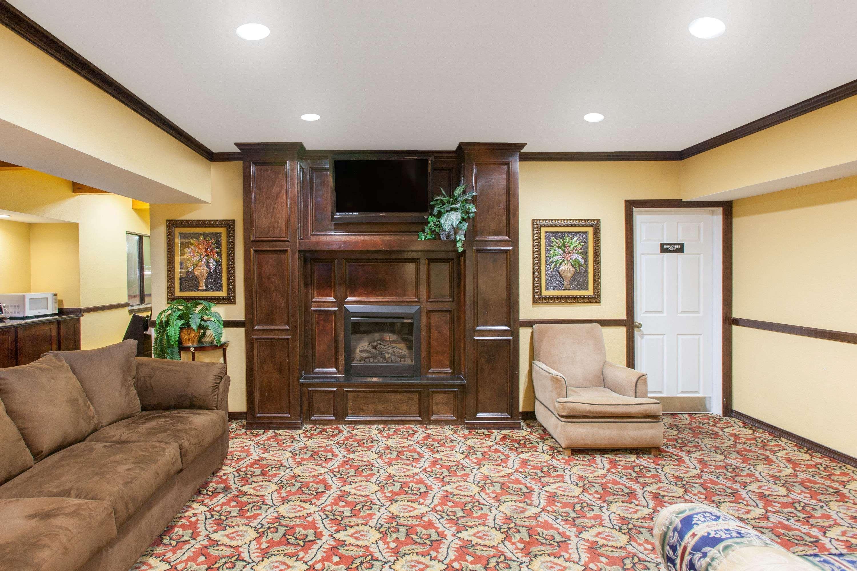 Vista Lobby Super 8 By Wyndham Sallisaw