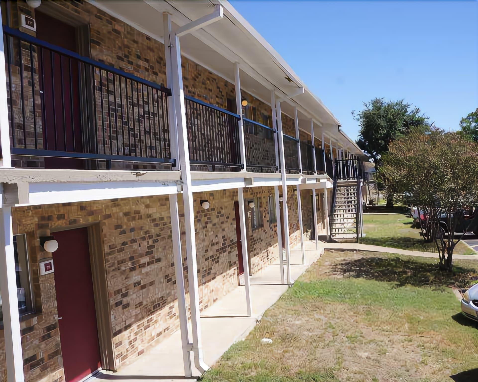 Vista Exterior Ranch House Inn and Suites