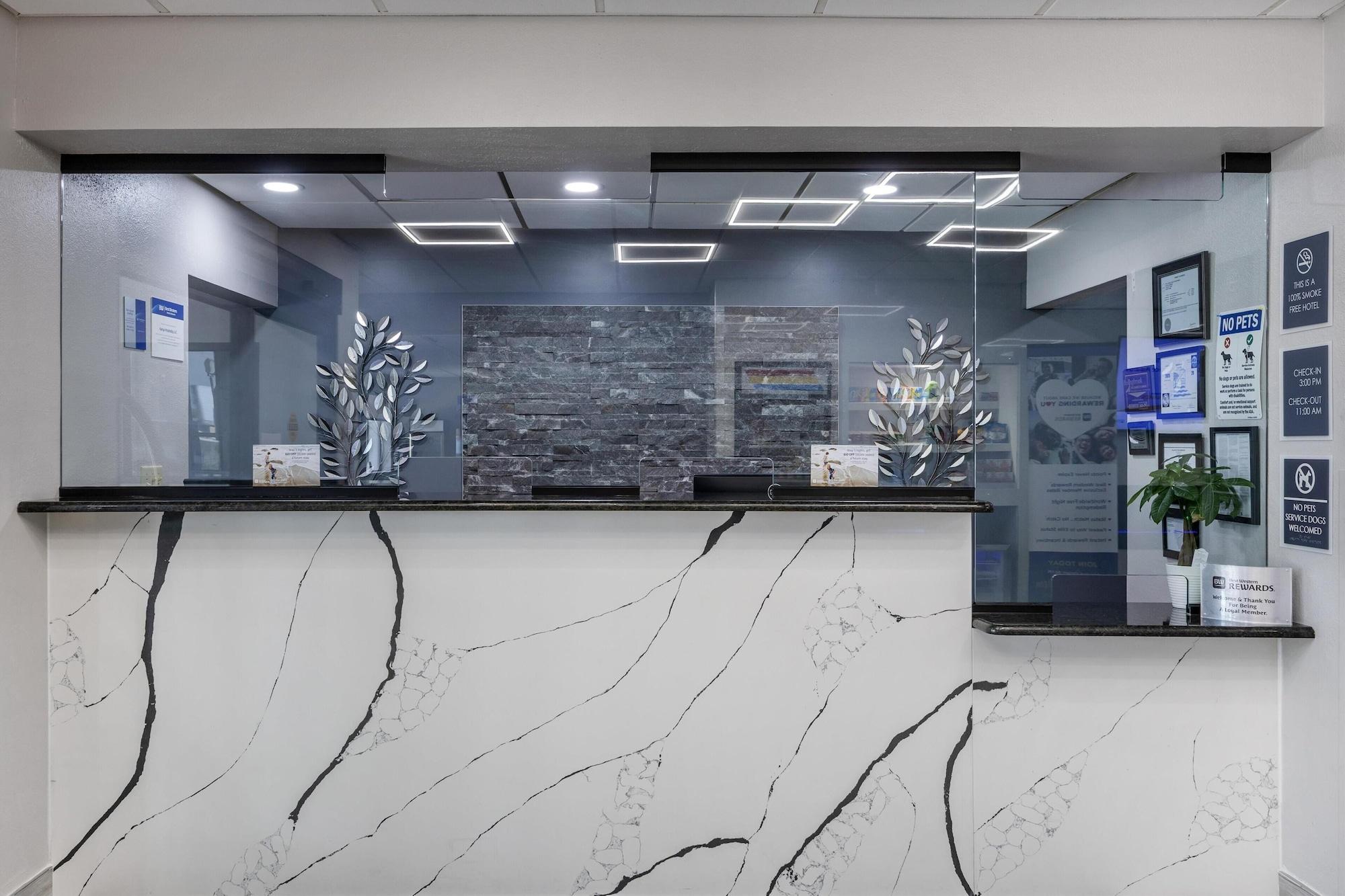 Vista Lobby Best Western Bolingbrook Hotel