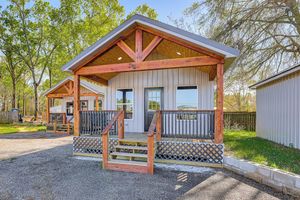 Alquiler Vacacional - Modern Sabine River Cabin, 3 Mi to Boat Launch!