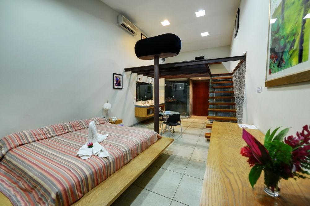 Varios Cafe de Paris B&B