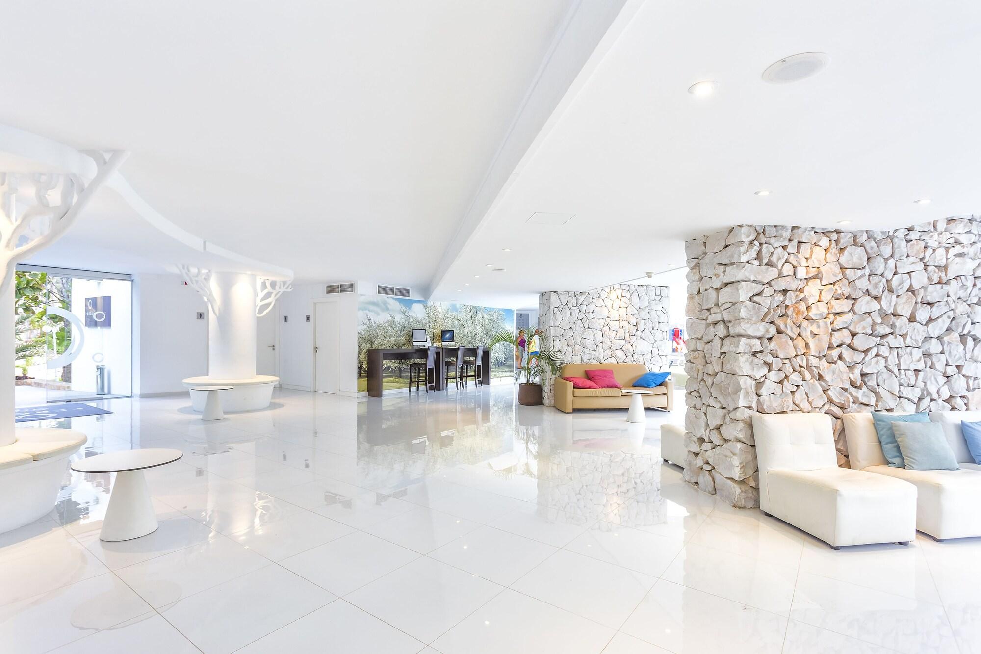 Vista Lobby FERGUS Style Cala Blanca Suites
