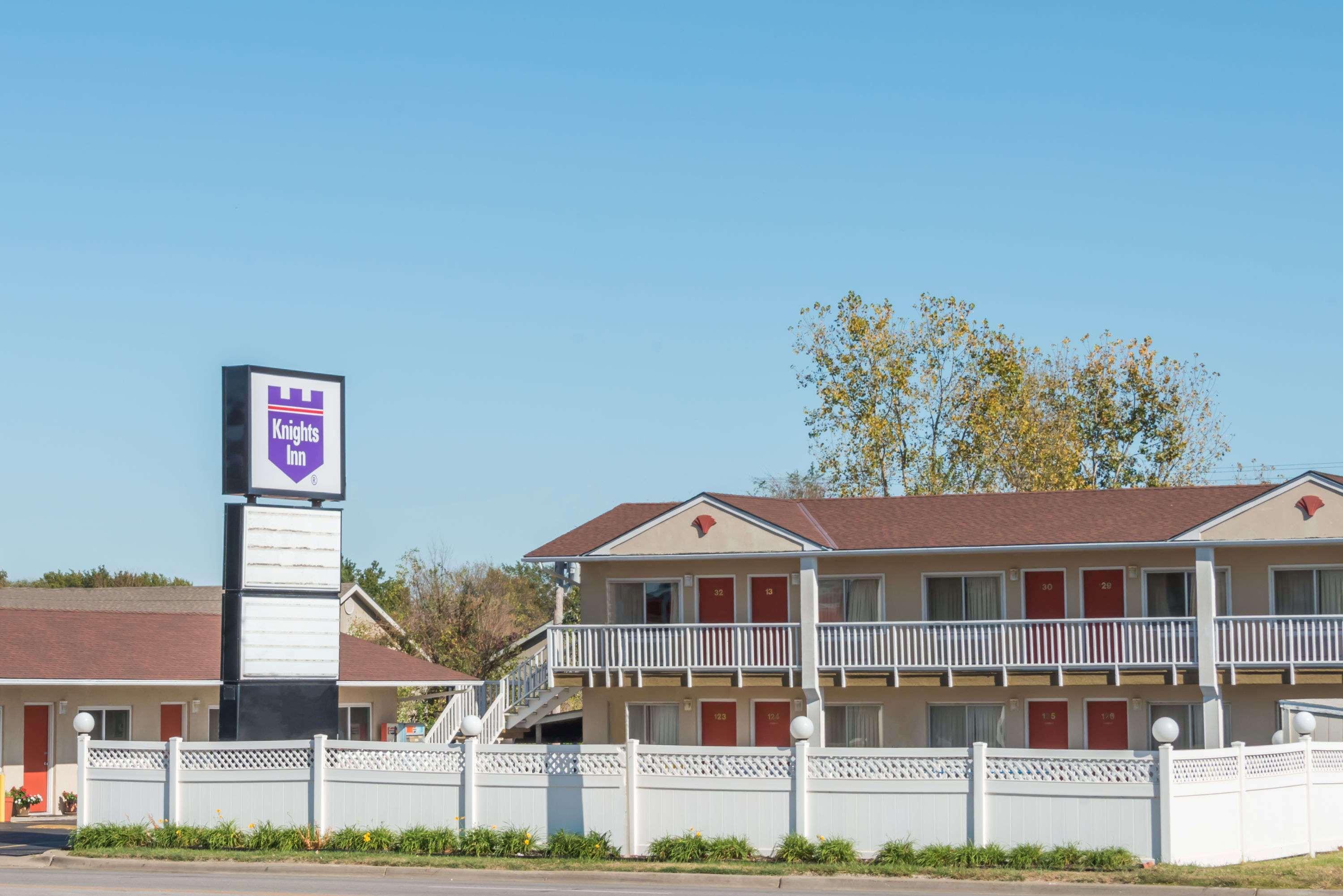 Vista Exterior Knights Inn Ottawa