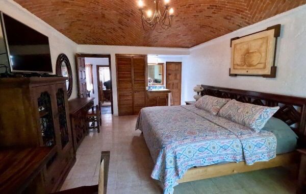 Spacious and cozy Spanish-style house, near to vineyards, and colonial downtown - Hoteles con alberca en Tequisquiapan, Querétaro
