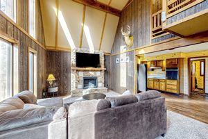 Alquiler Vacacional - 12 Mi to Downtown: Hot Tub, Fire Pit Game Room!