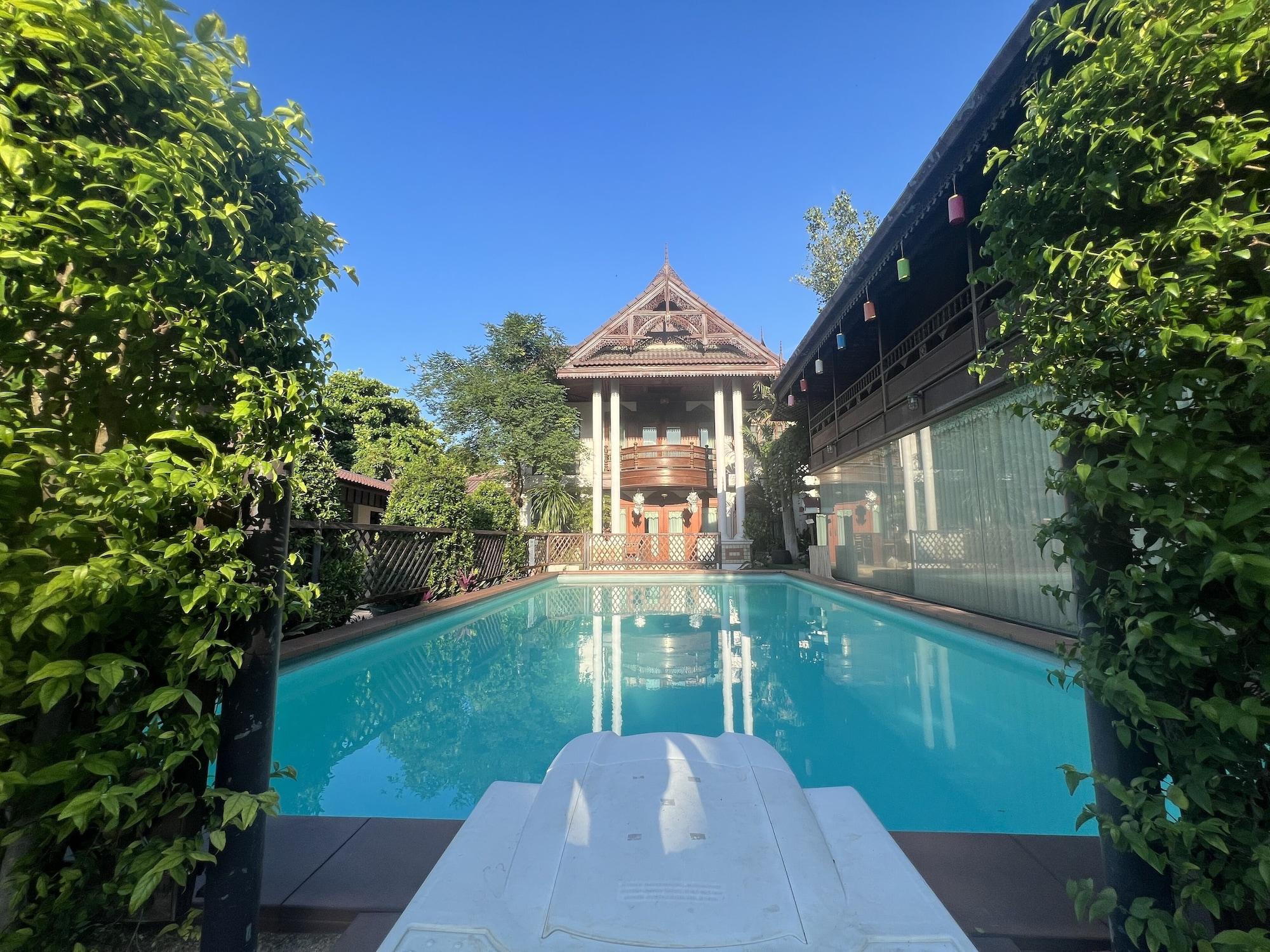Varios Pha Thai House