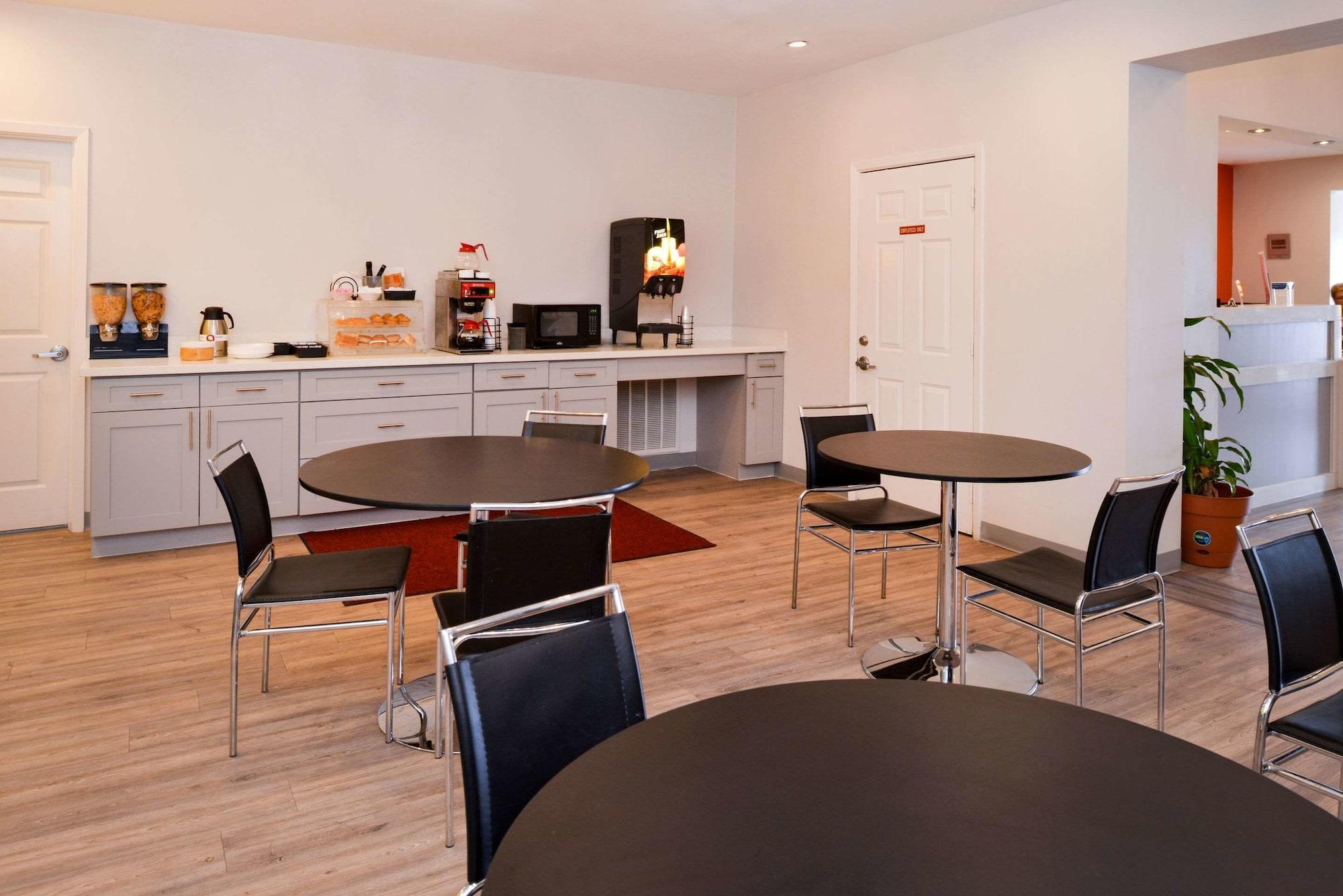 Restaurant Econo Lodge Inn & Suites Port Arthur near Sabine Pass