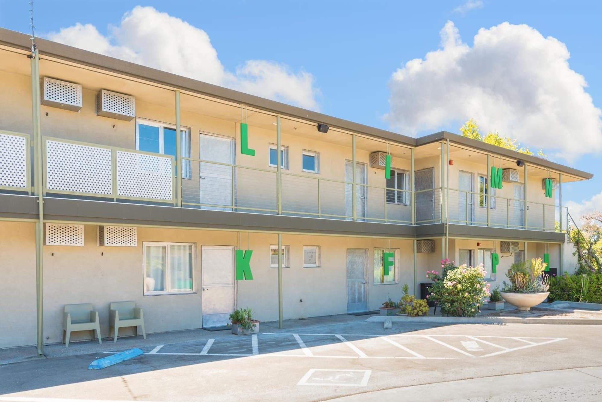 Vista Exterior The Greens Hotel - Del Paso Blvd