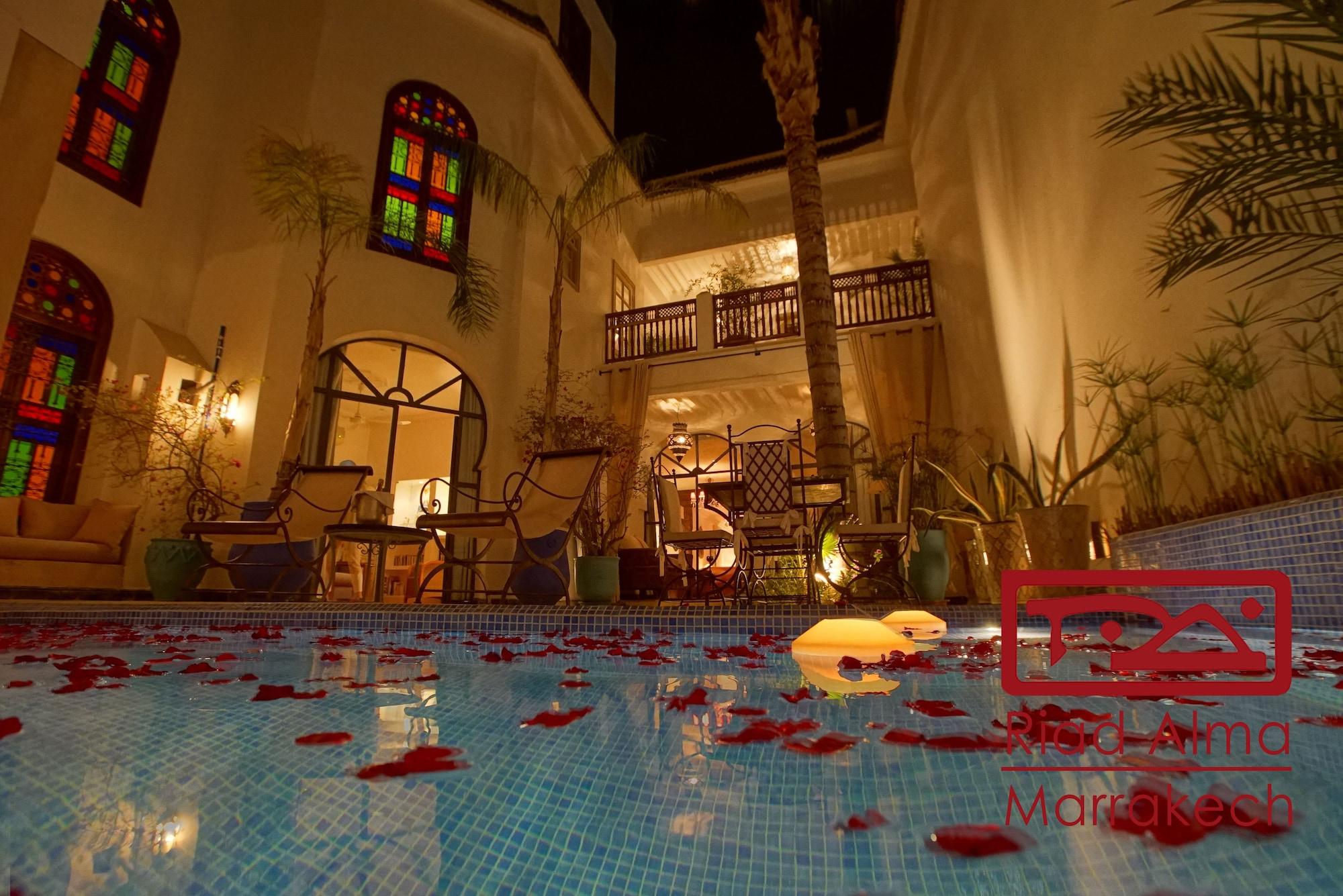 Vista Piscina Riad Alma
