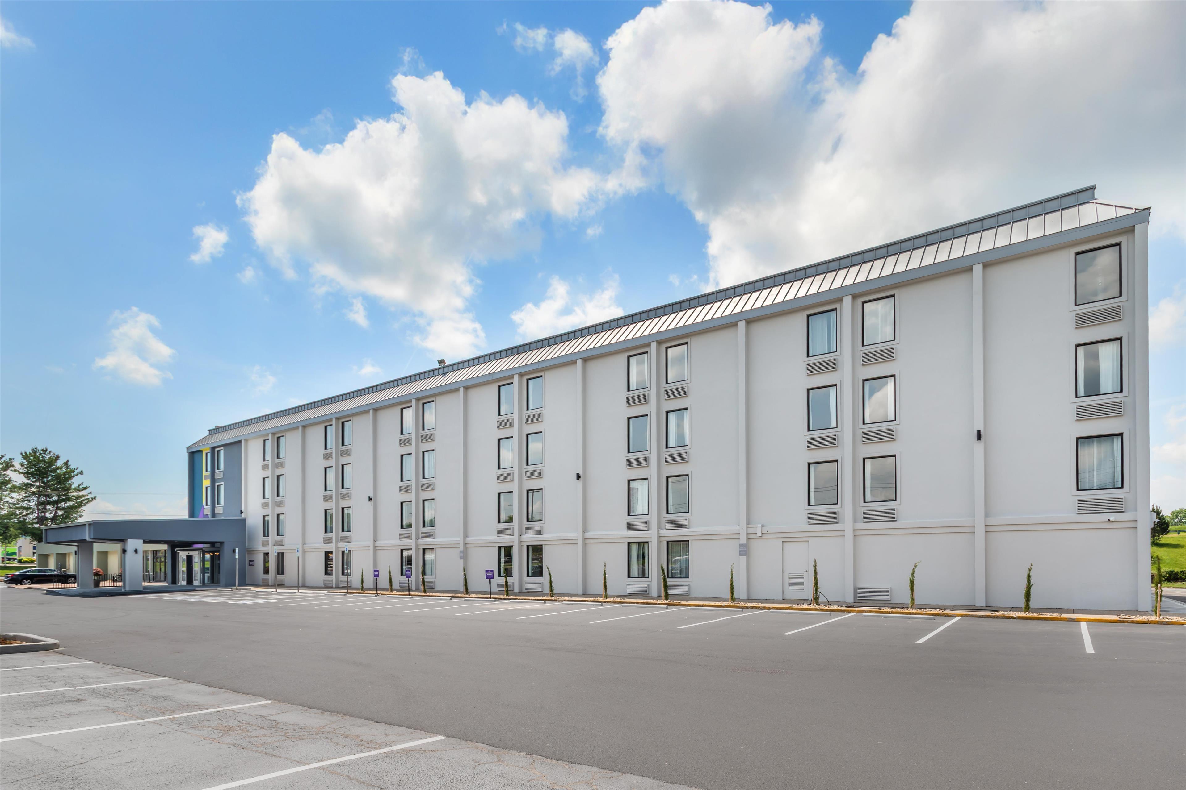 Vista Exterior Spark by Hilton Knoxville North I-75