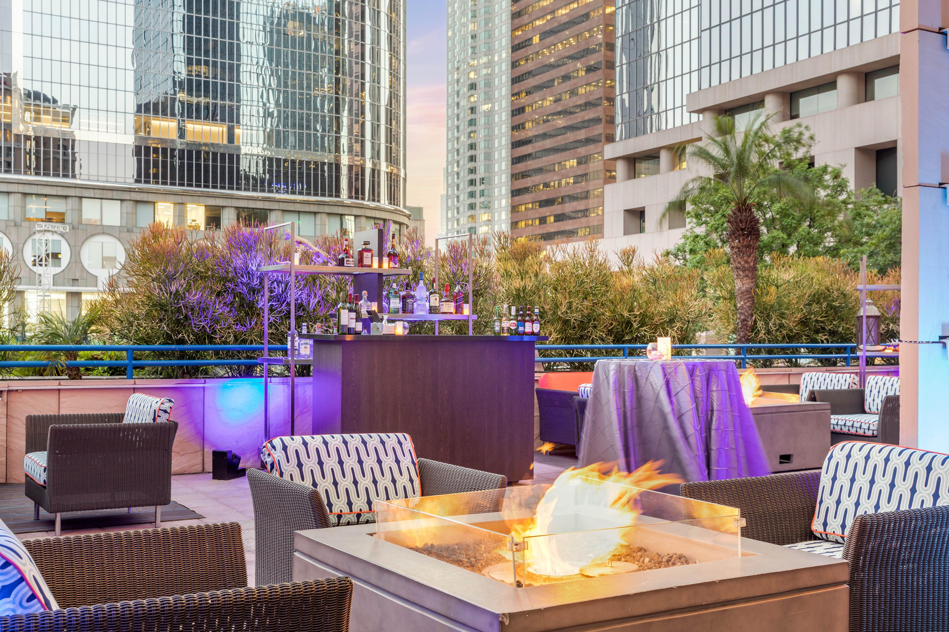 Vista Exterior Omni Los Angeles Hotel at California Plaza