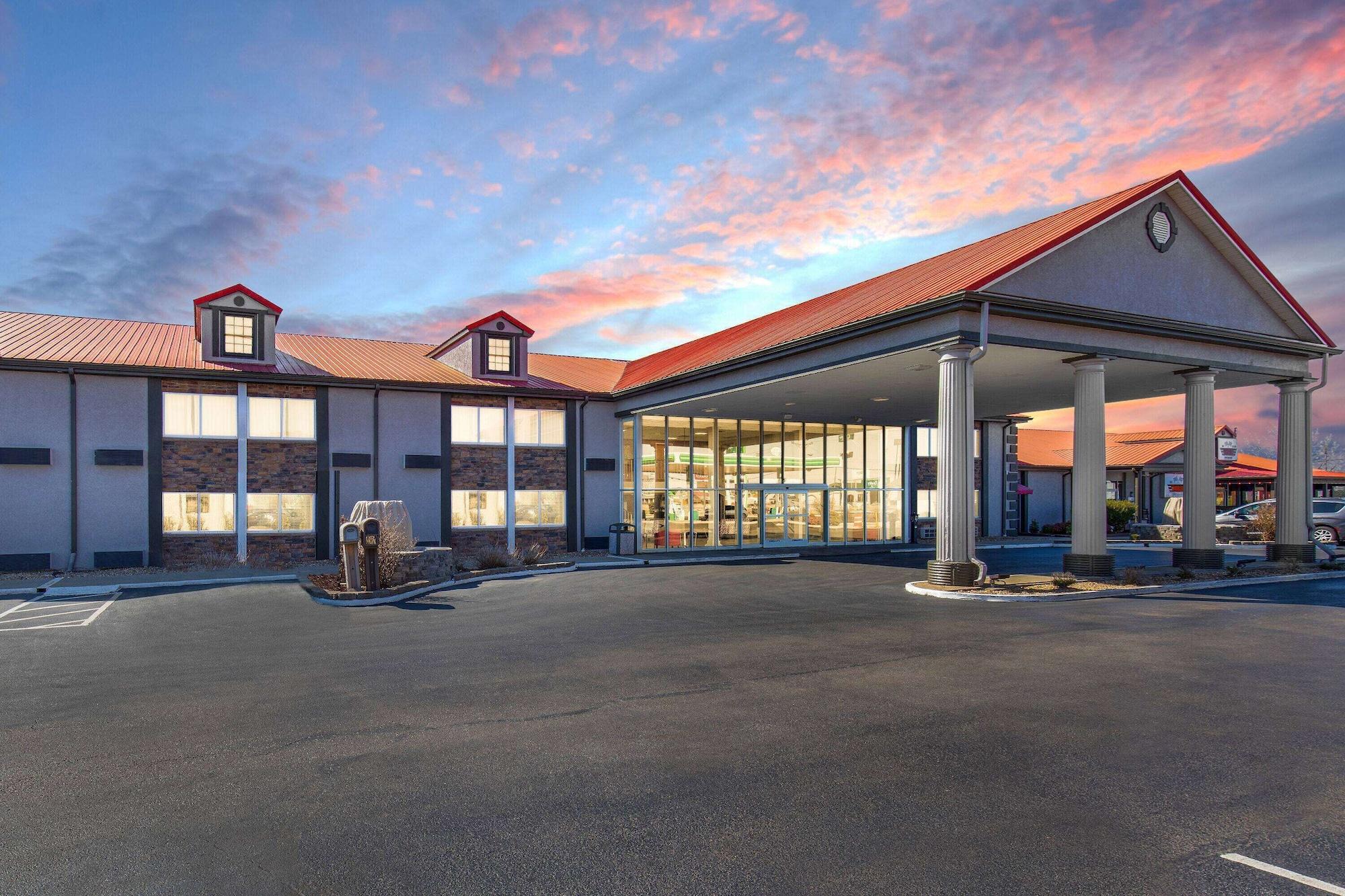 Vista Exterior Ramada by Wyndham Bowling Green