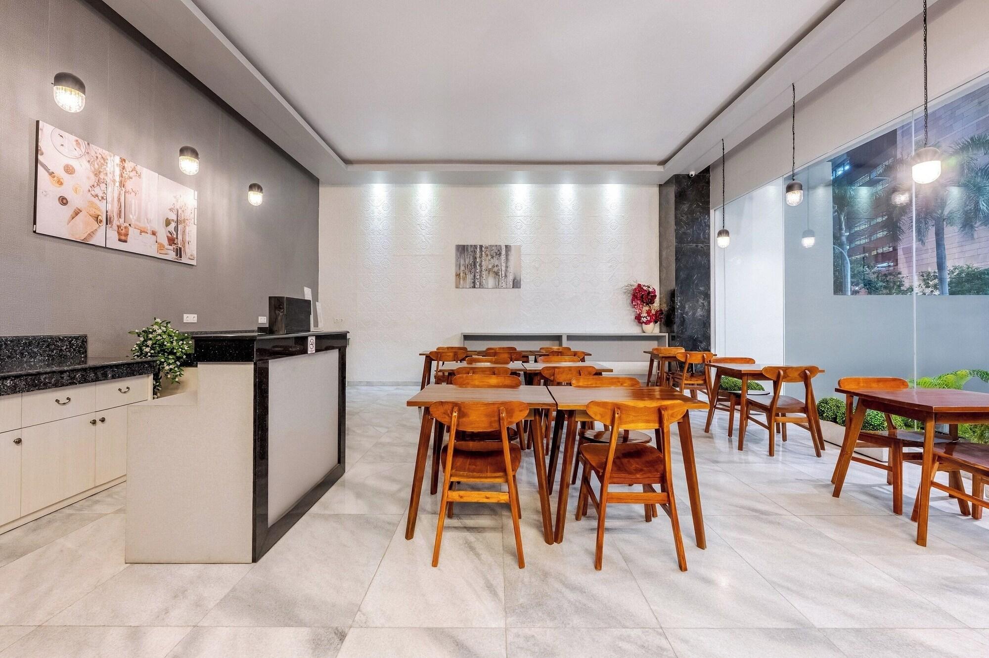 Restaurant GRAND   THAMRIN  HOTEL