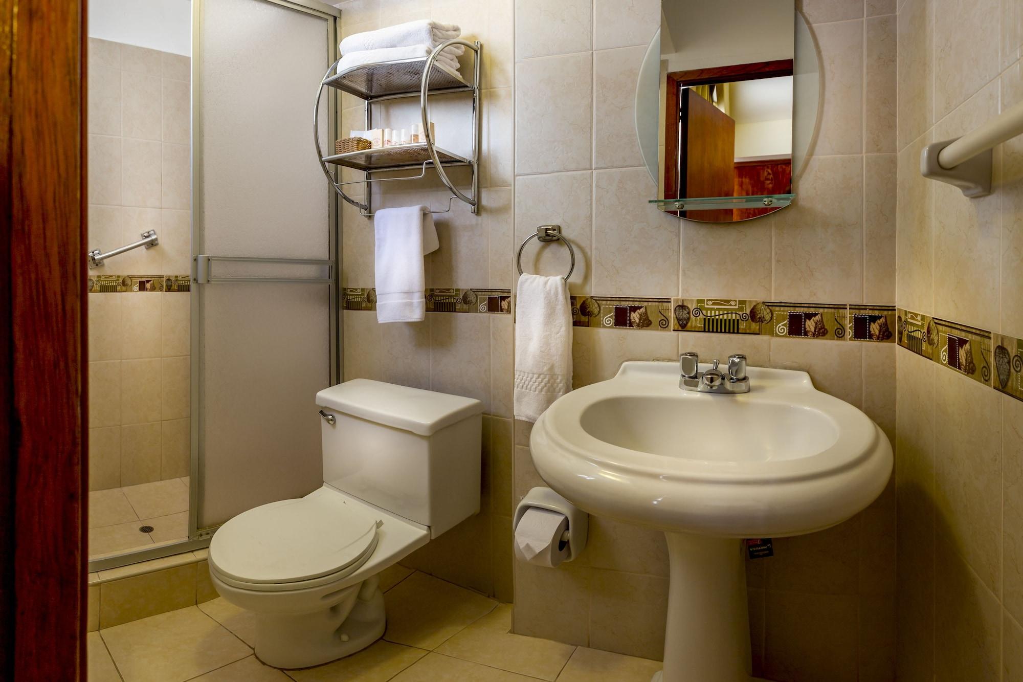 Equipamiento de Habitación El Virrey by Katari