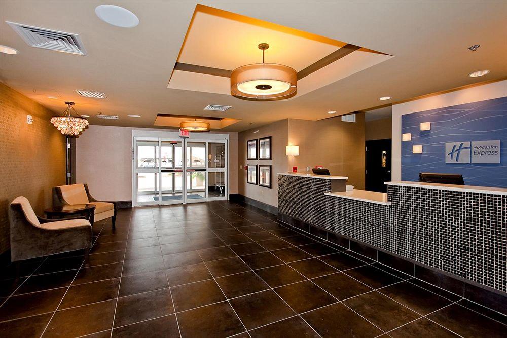 Vista Lobby Holiday Inn Express Newton by IHG