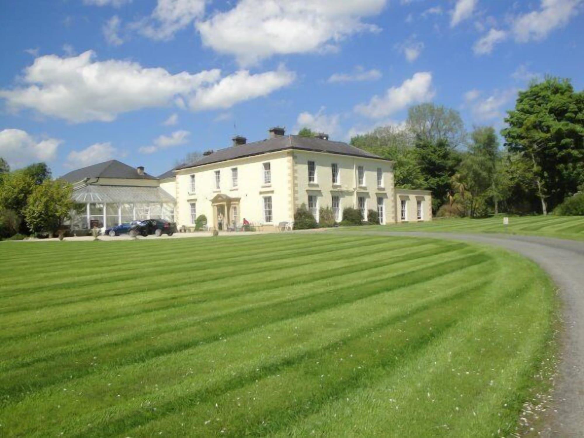 Varios Castle Grove