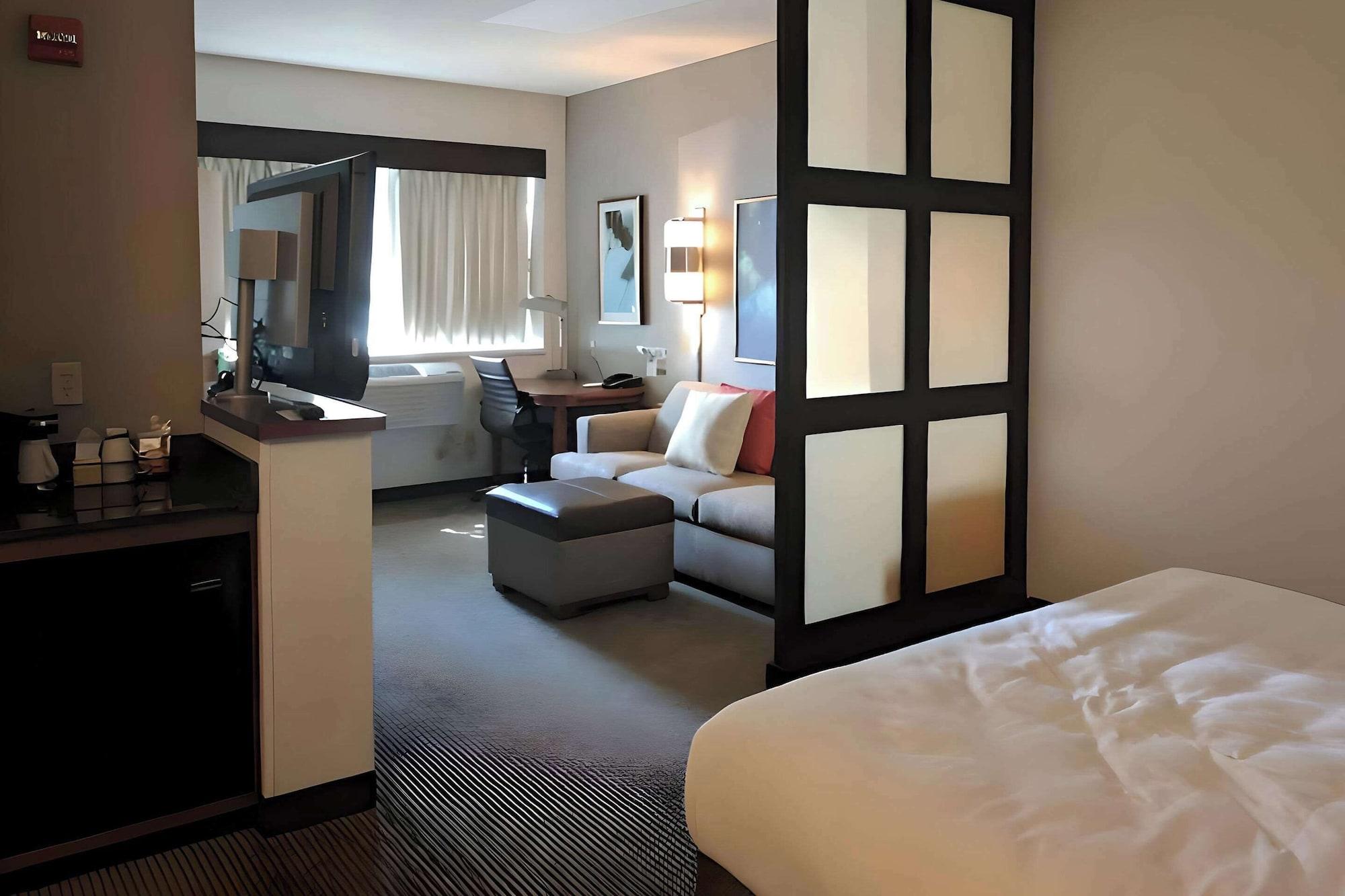 Habitación Comfort Suites Milwaukee West