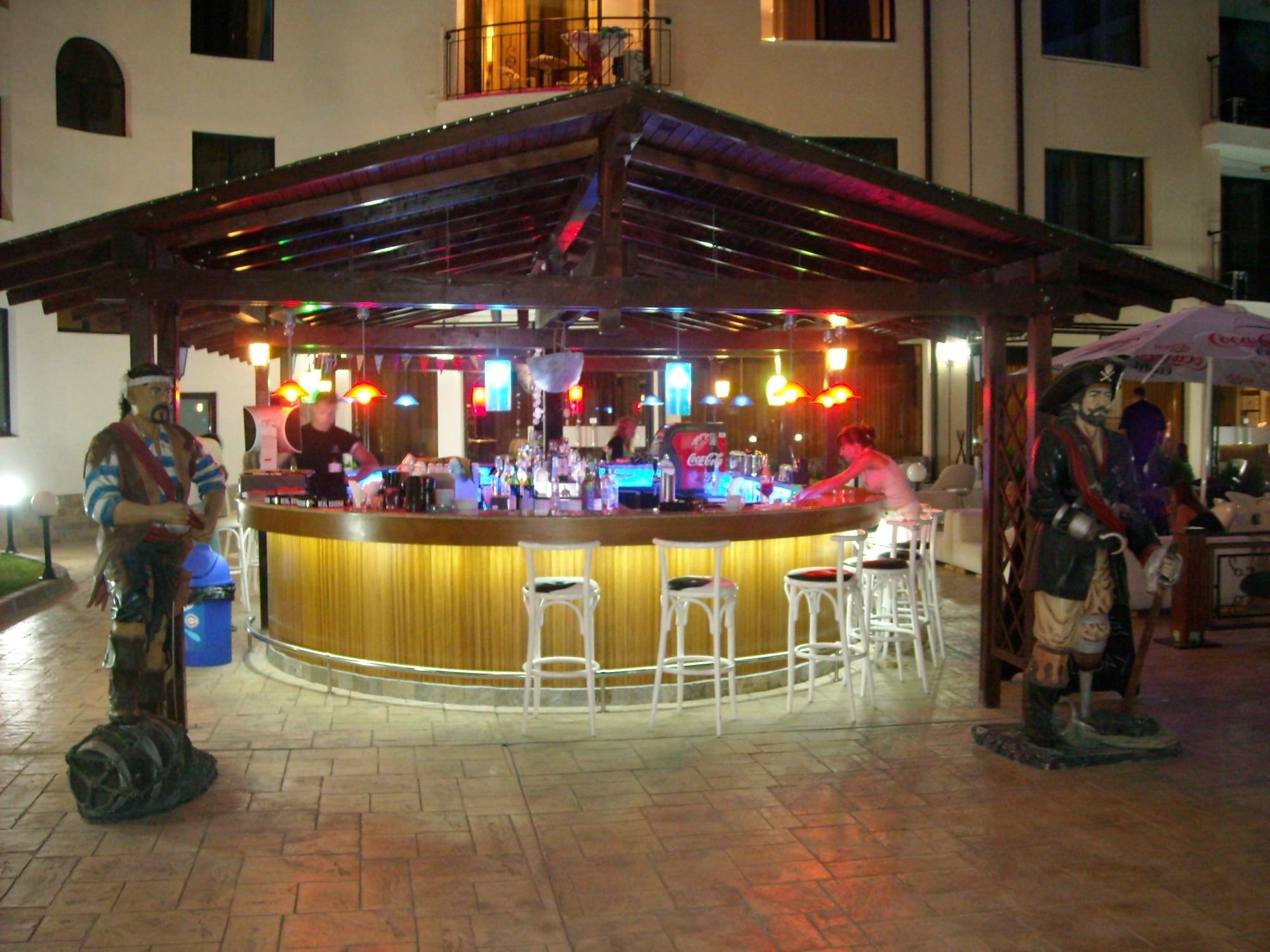 Bar/Salón One Bedroom Family Apartment with Balcony