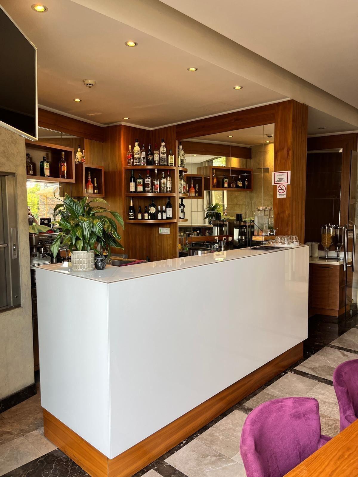 Bar/Salón Hotel Atina