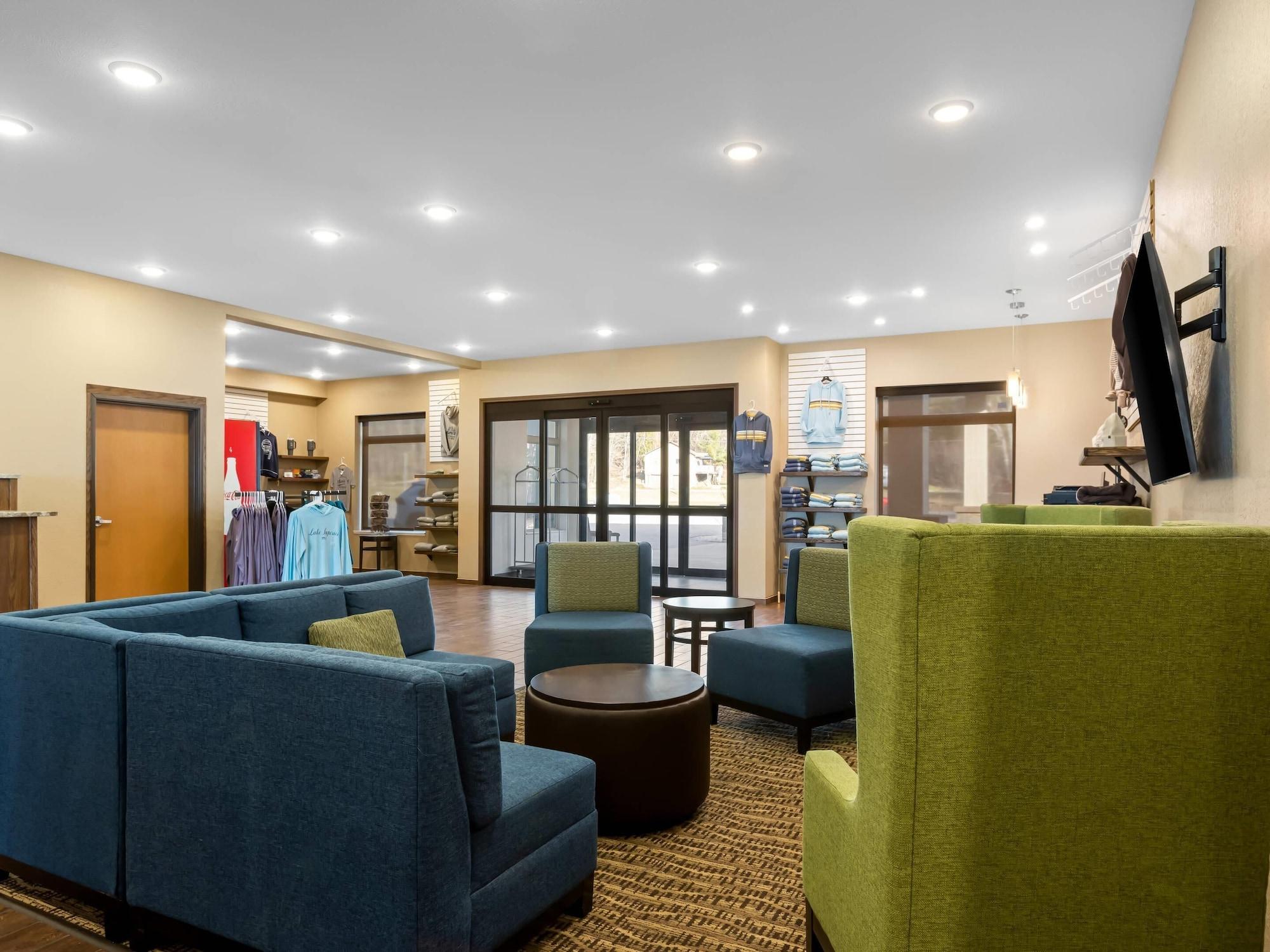 Vista Lobby Comfort Inn & Suites Munising-Lakefront