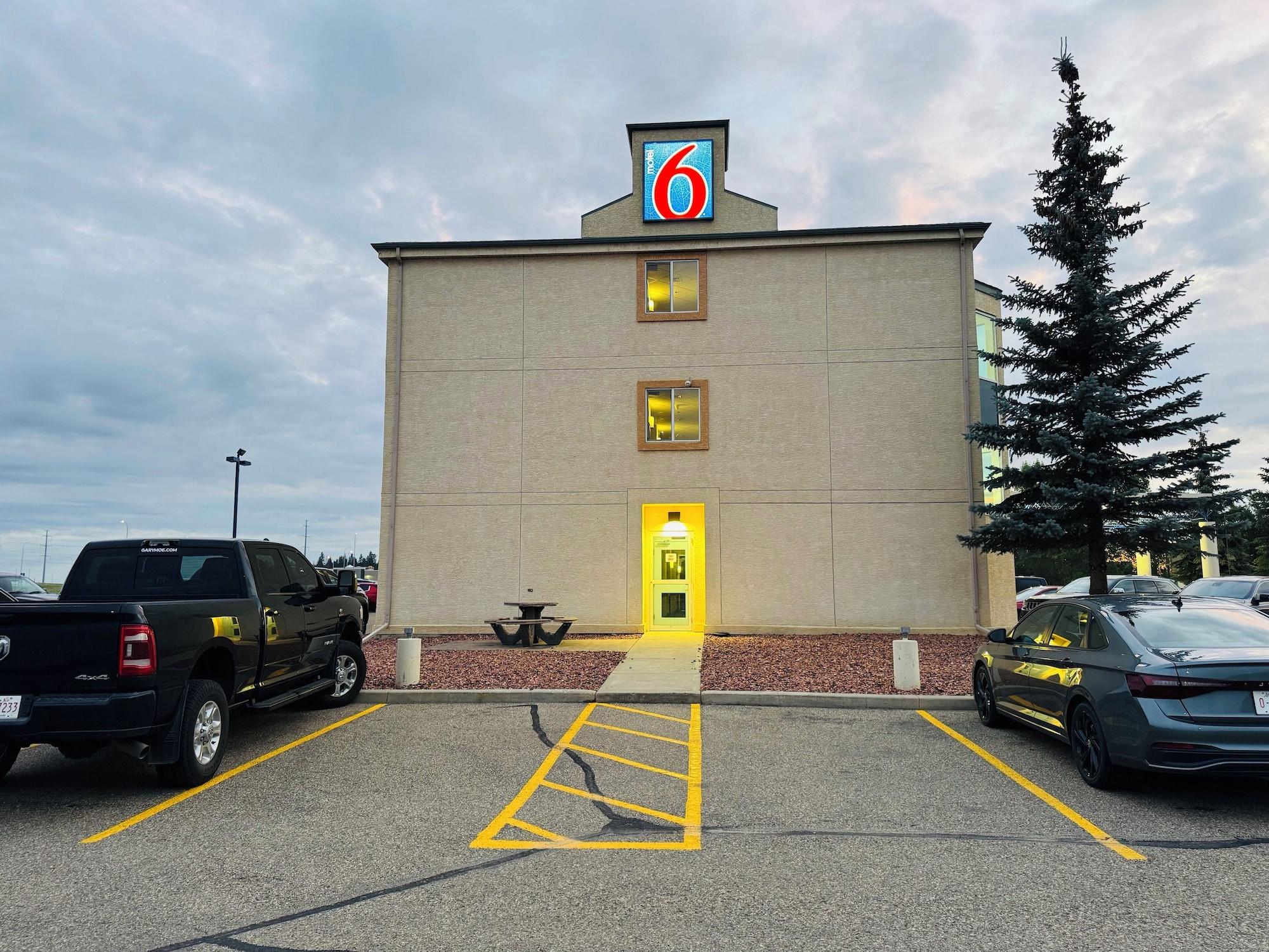 Vista Exterior Motel 6 Red Deer, AB