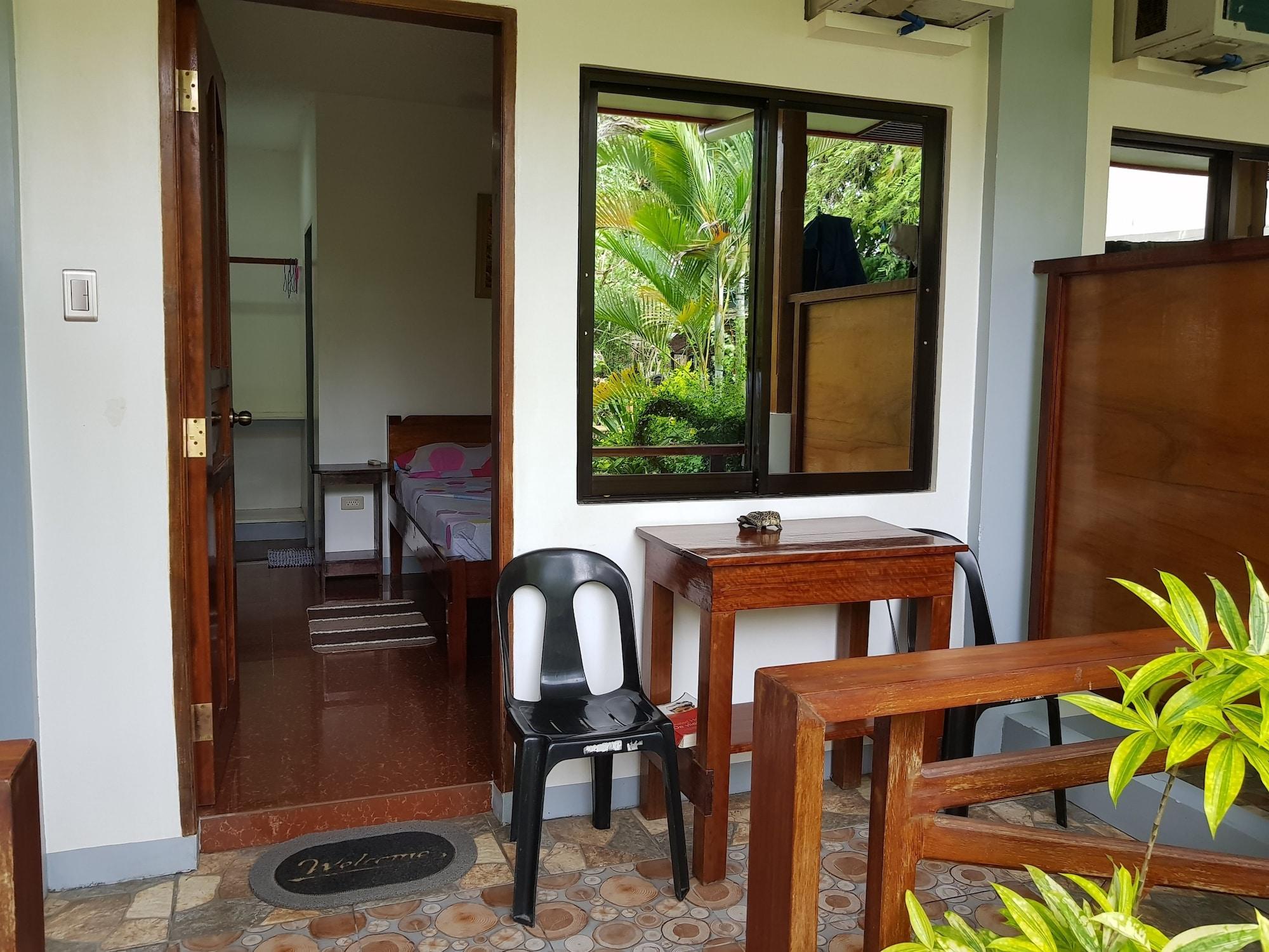 Varios Hidden Garden Pension