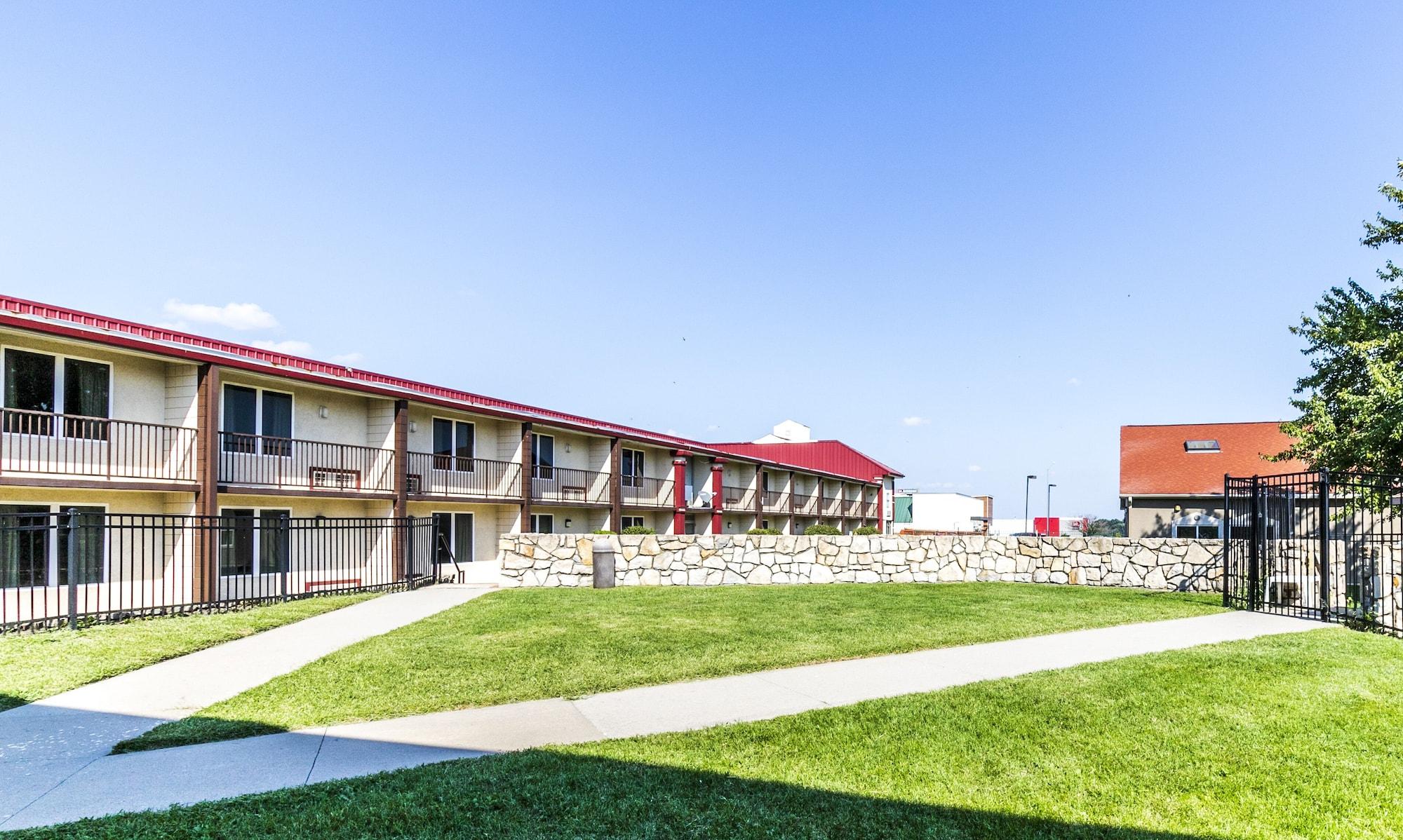 Vista Exterior Countryside Suites Kansas City Independence I-70E Sports Complex Hotel
