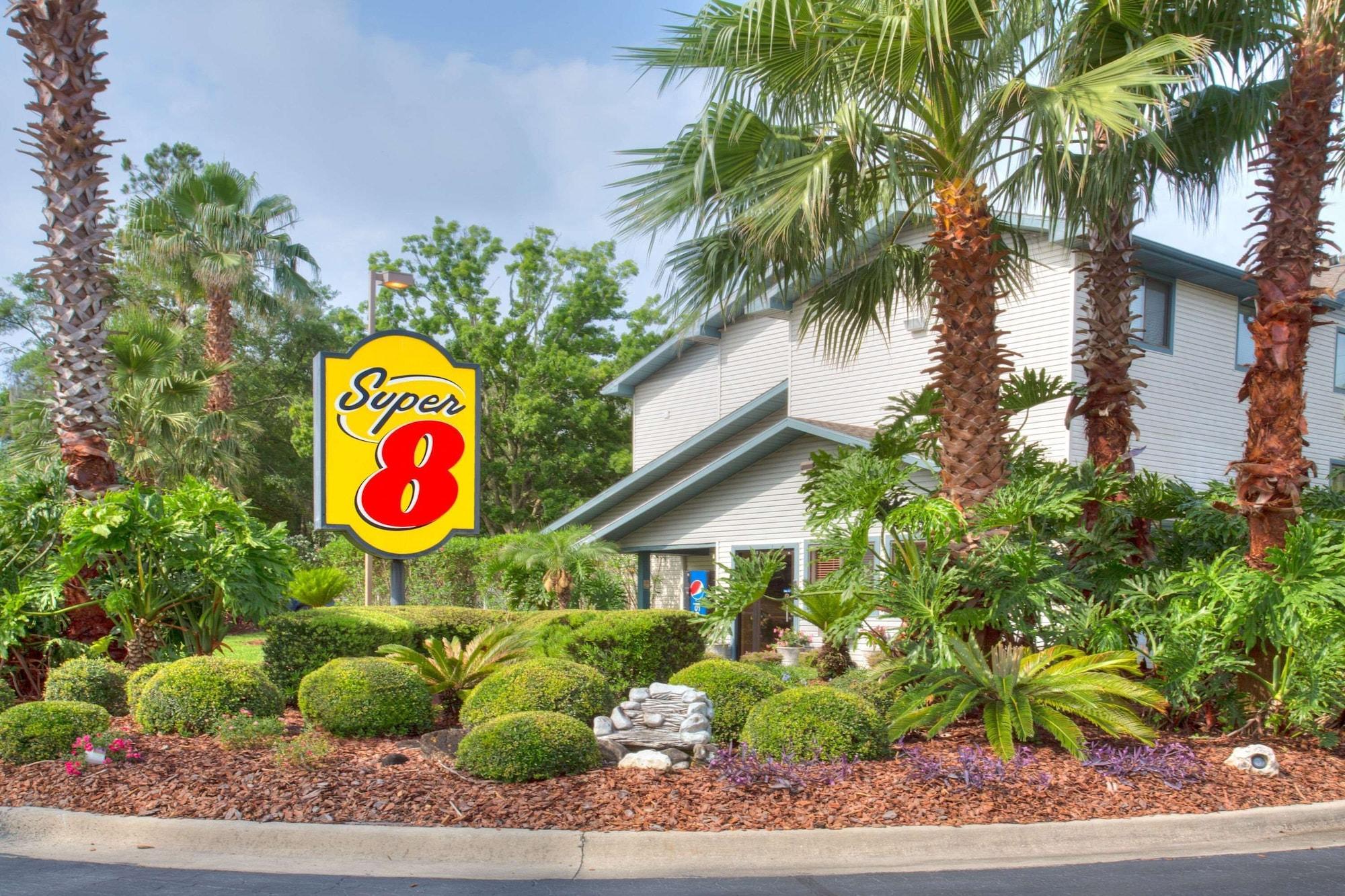 Vista Exterior Super 8 by Wyndham Gainesville I-75 Hospital University Area
