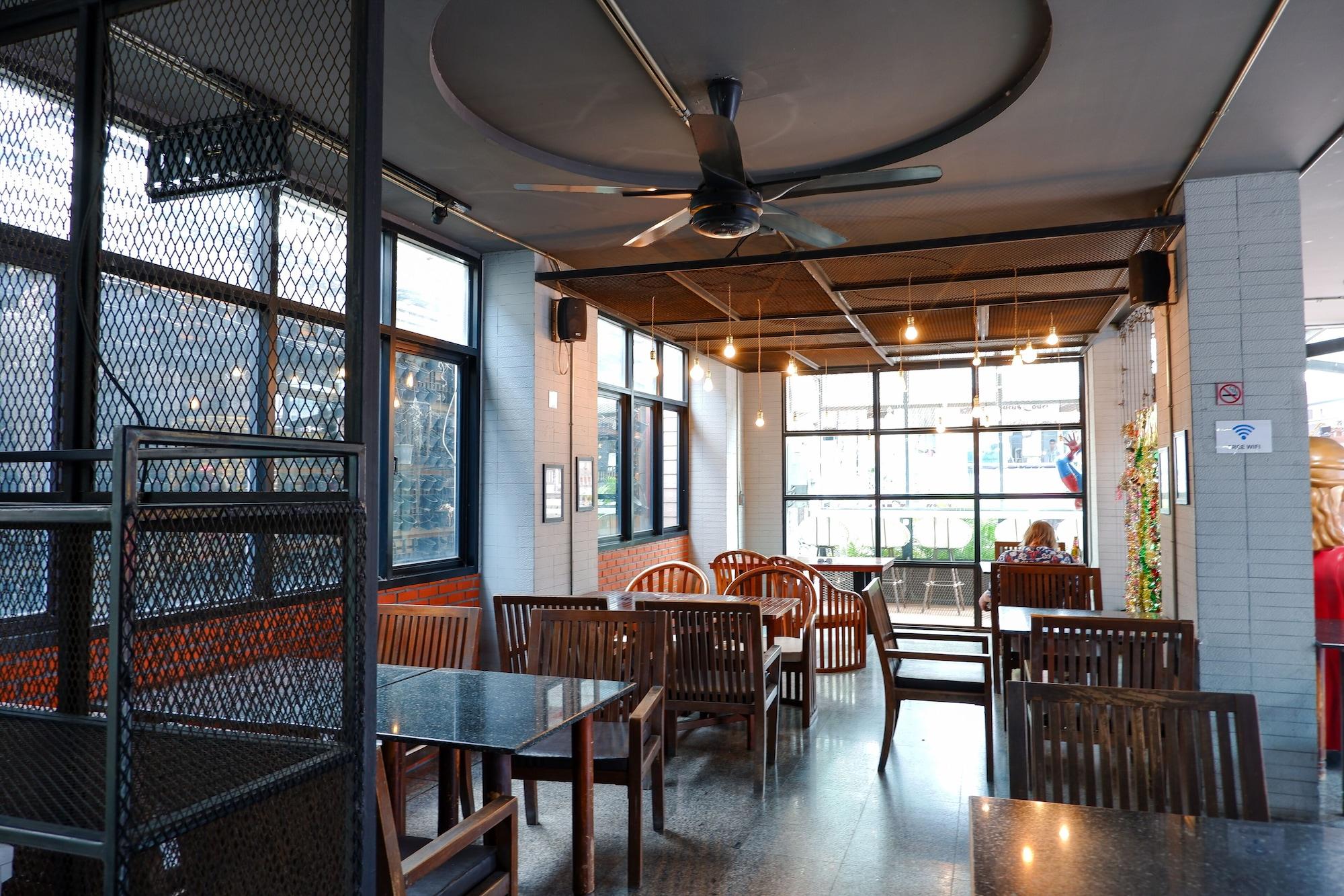 Restaurant 18 Coins Budget Hotel