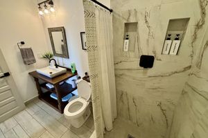 Paquete - Designer Chic Suite w/ Green Patio & Free Bikes