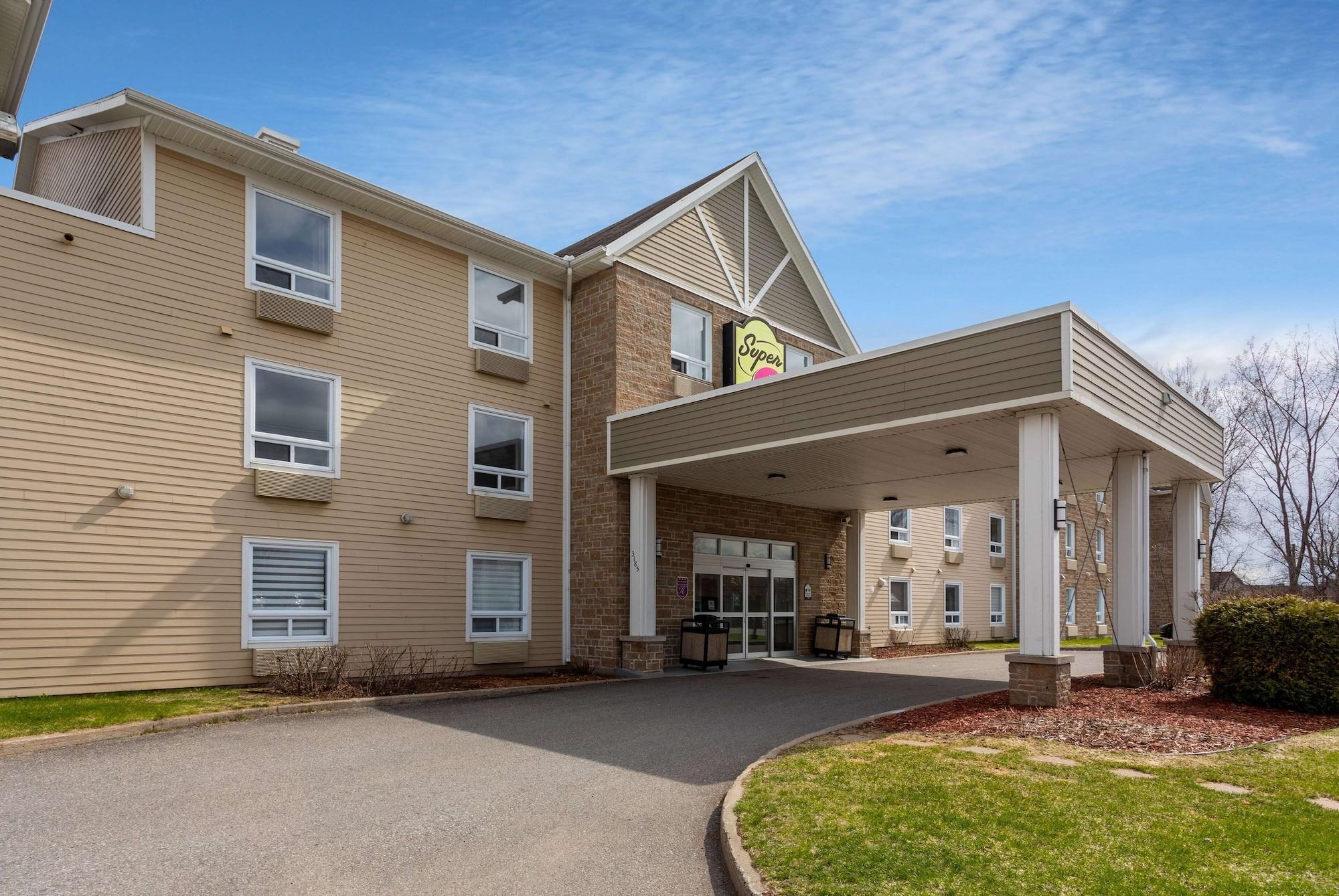 Vista Exterior Super 8 by Wyndham Trois-Rivieres