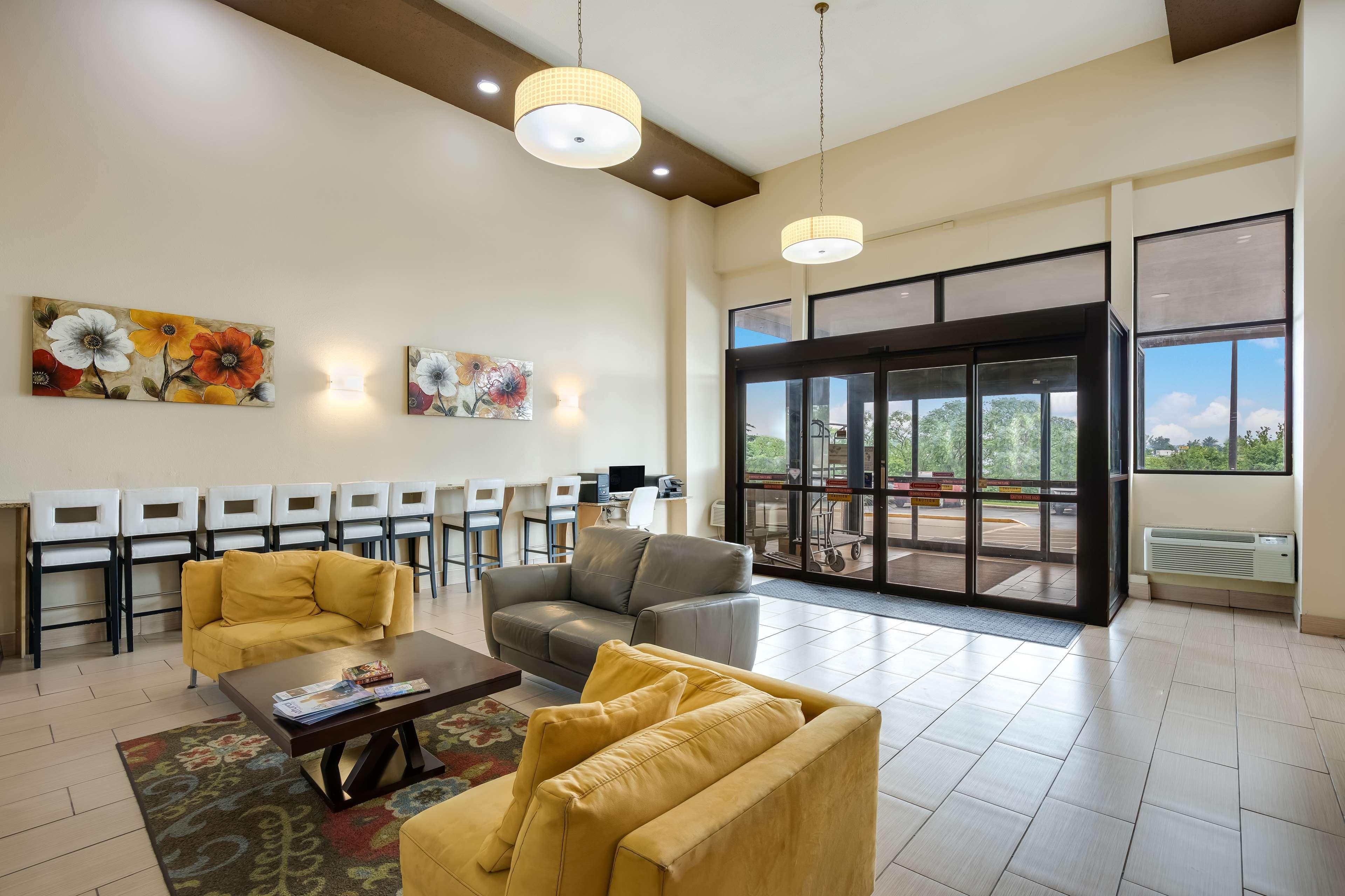 Vista Lobby Best Western Waukesha Grand
