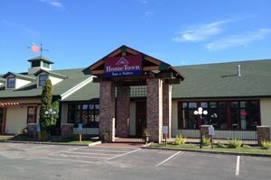 Alojamiento - Hometown Inn & Suites