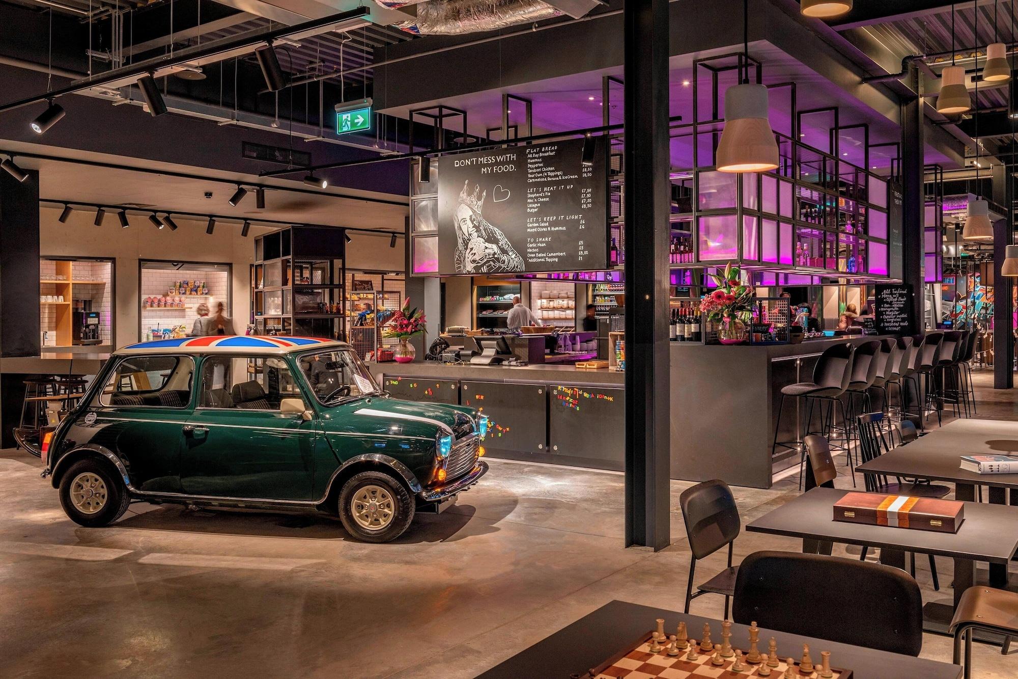 Varios MOXY London Heathrow Airport