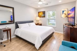 Renta Vacacional - Spacious 4BR I Private Backyard Sleeps 8 I Near NRG Med Center DT