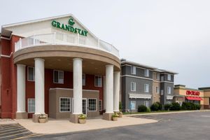Alojamiento - GrandStay Hotel & Suites