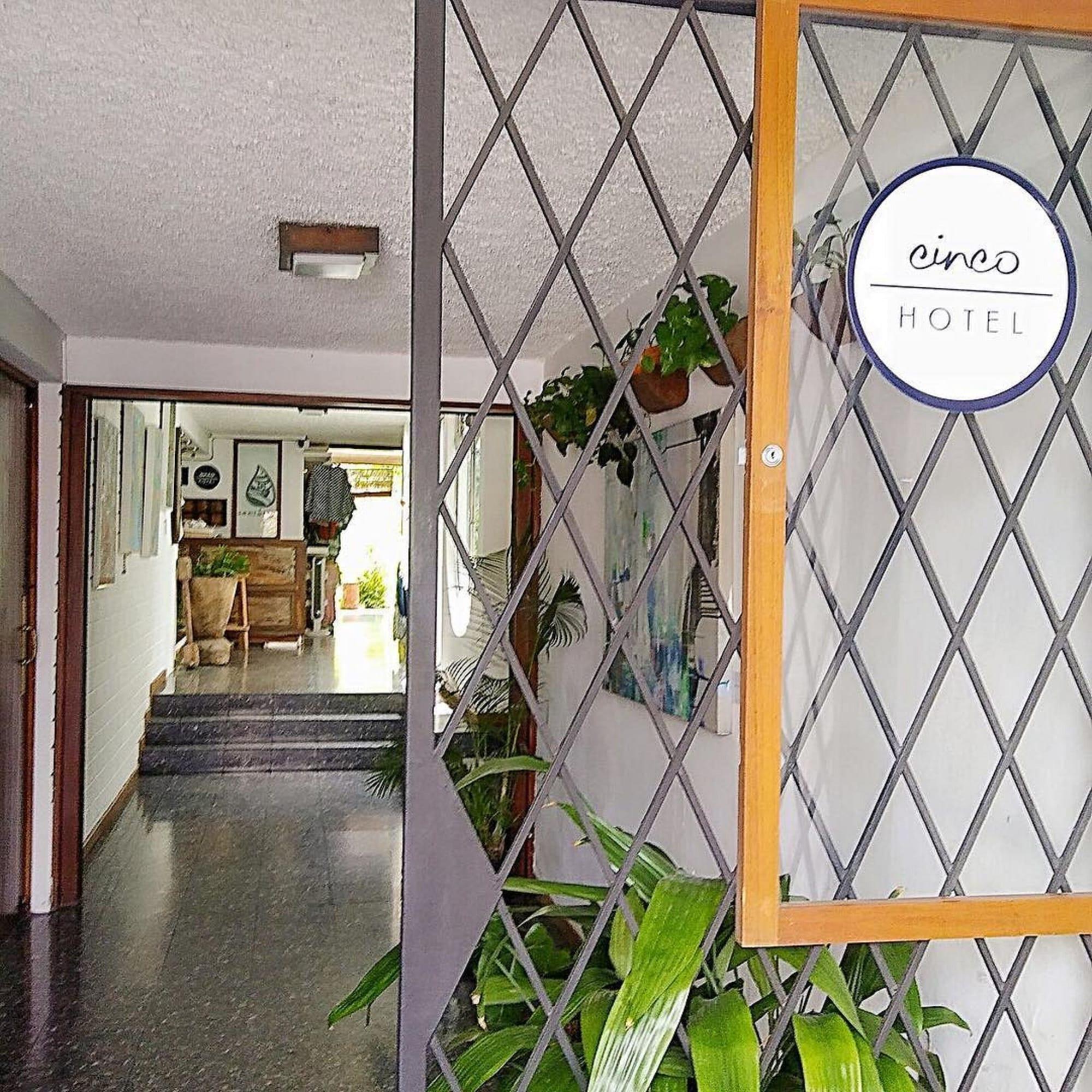 Varios Cinco Hotel
