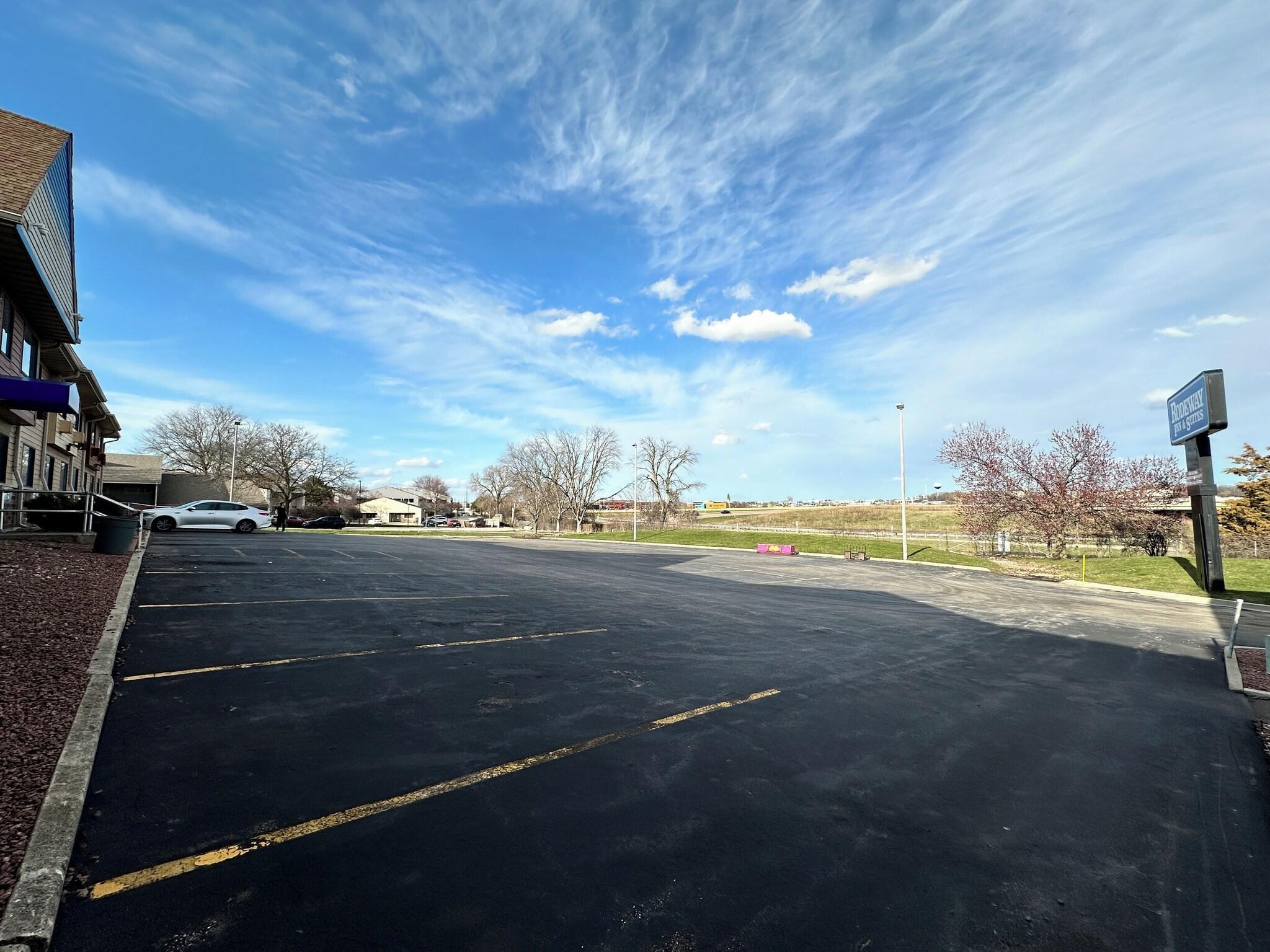 Vista Exterior Rodeway Inn & Suites Madison East