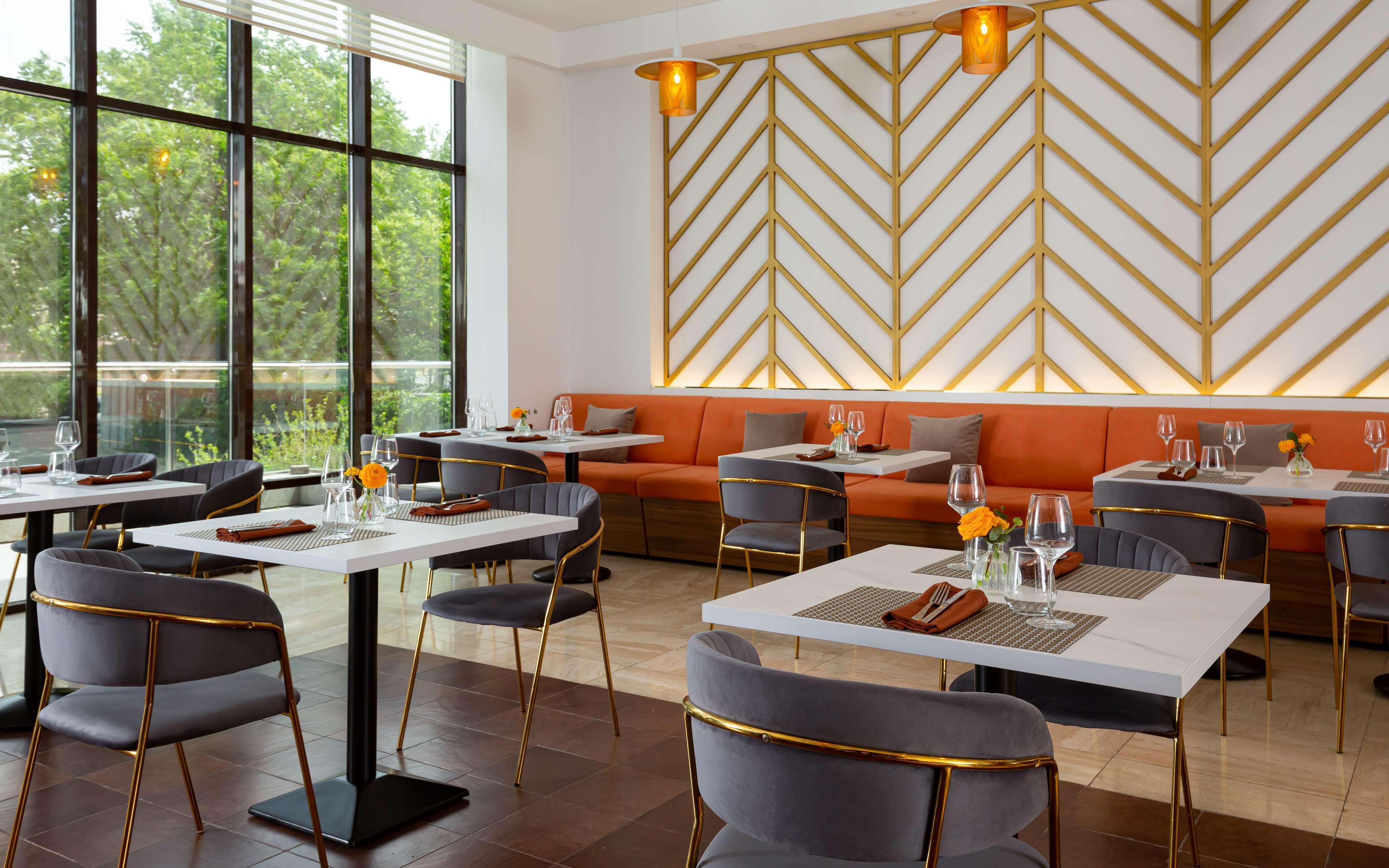 Bar/Salón DoubleTree by Hilton Shymkent