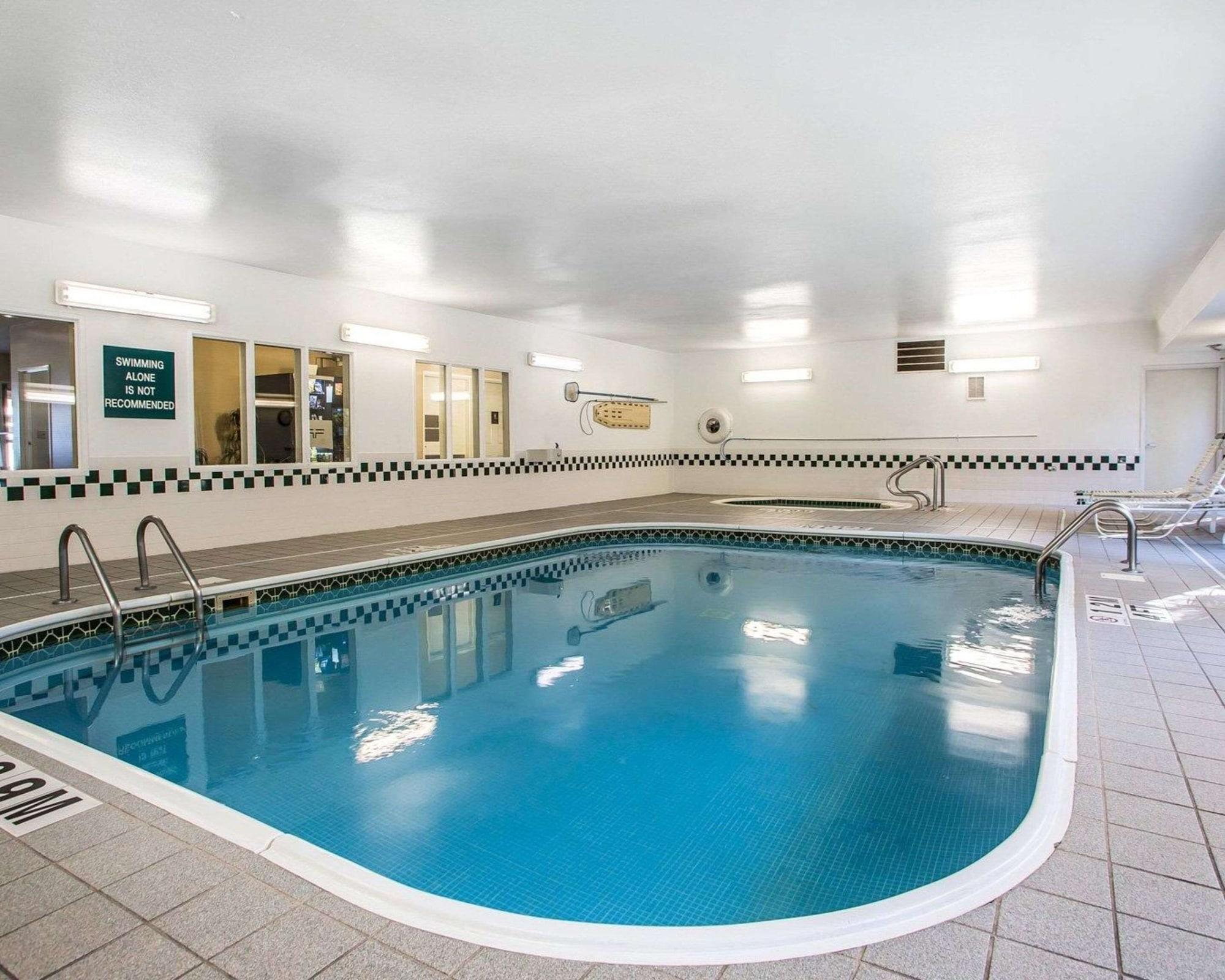 Vista Piscina Quality Inn Dayton North - Vandalia