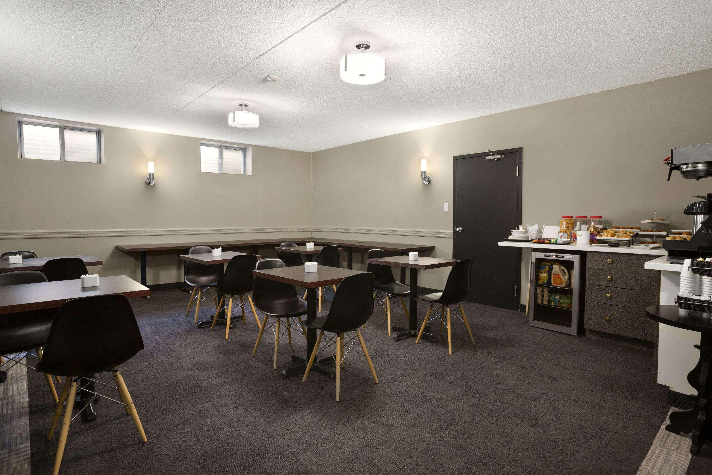 Restaurant Days Inn by Wyndham Stouffville