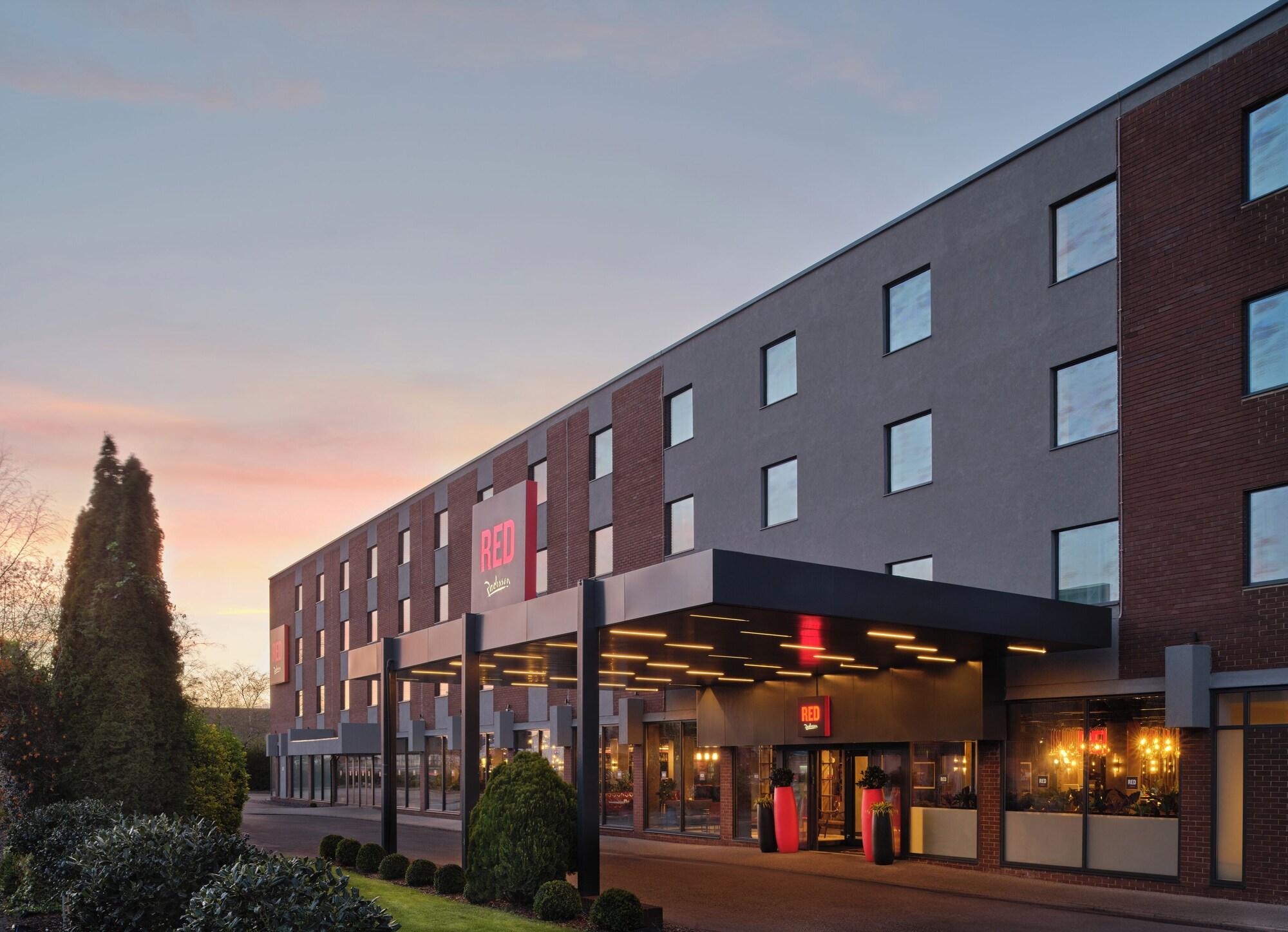 Vista Exterior Radisson RED London Gatwick Airport