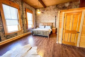 Alquiler Vacacional - The Brick Street Suite, high ceilings, historic brick street location